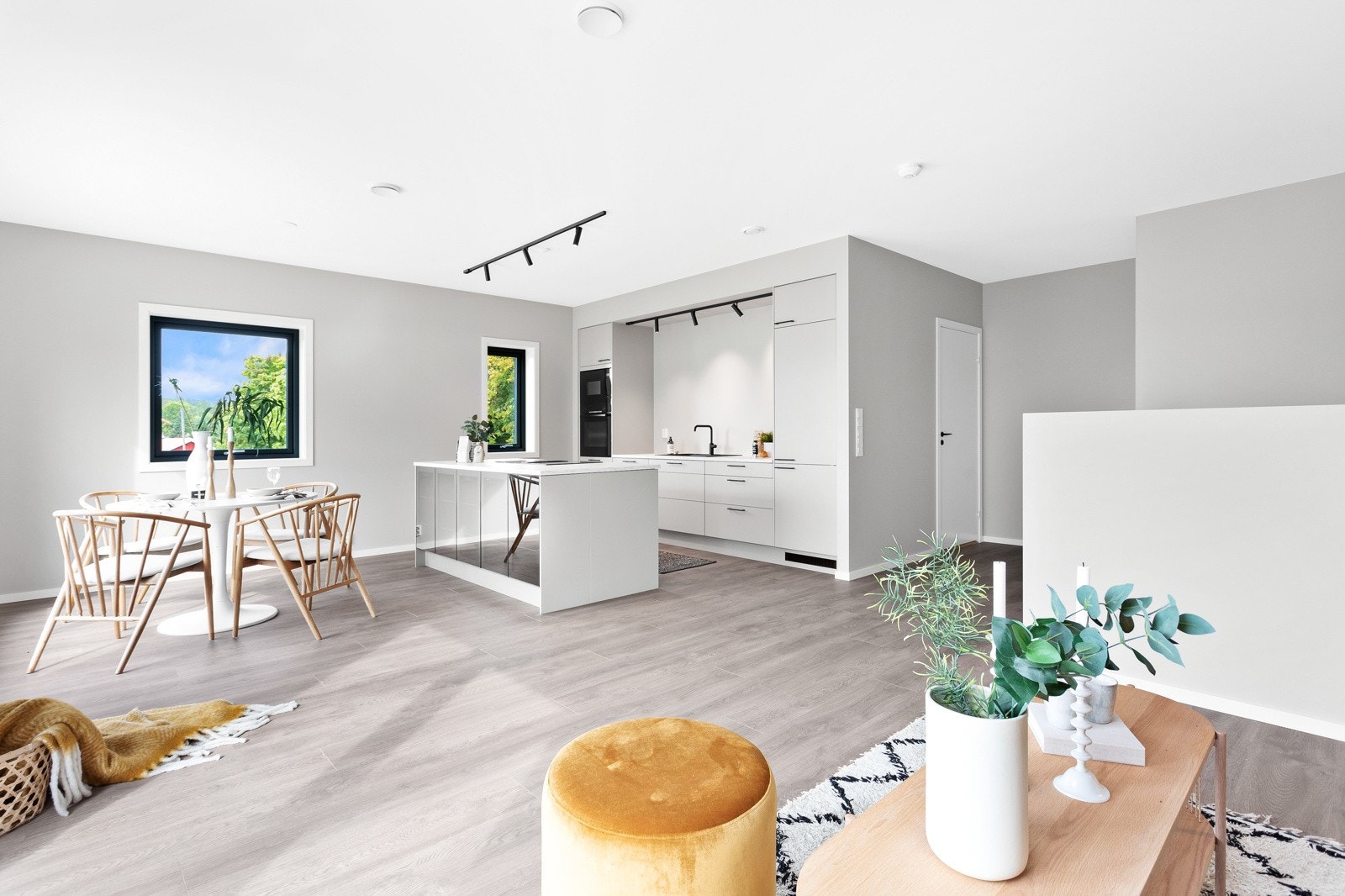 Boligen er bygget i moderne stil både utvendig og innvendig. Her er det glatte flater og listefritt mot taket, noe som fremhever det moderne preget. Galleribilde