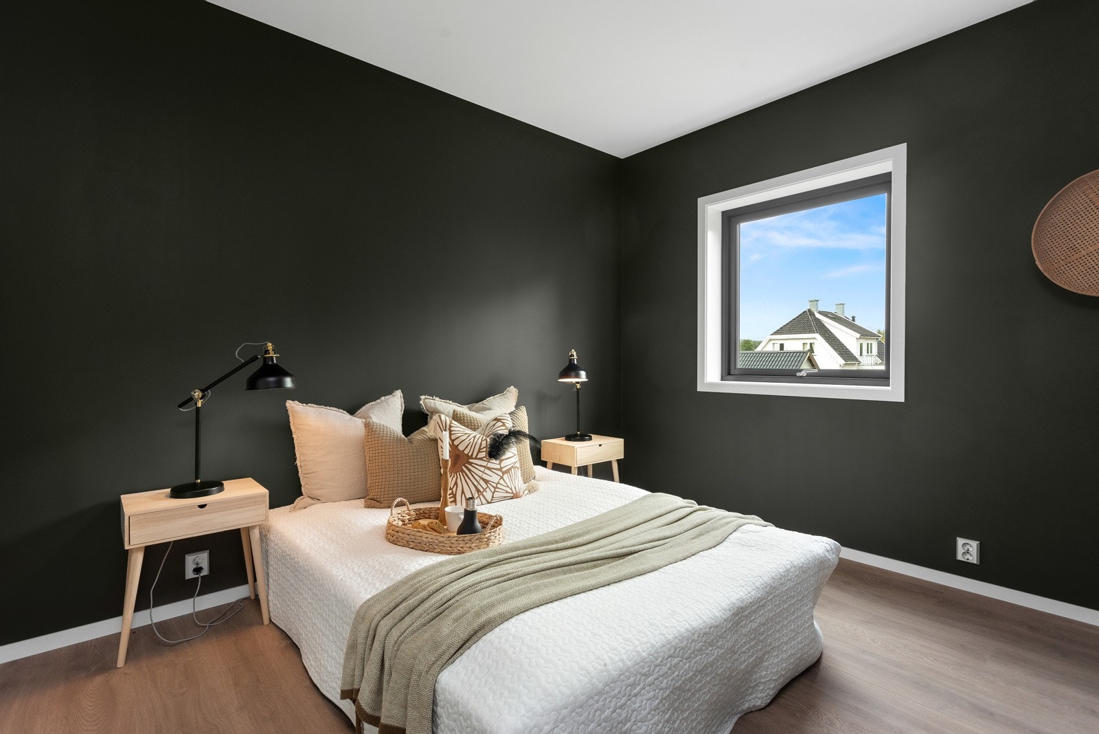 Stort hovedsoverom med adkomst til walk-in garderobe. Galleribilde