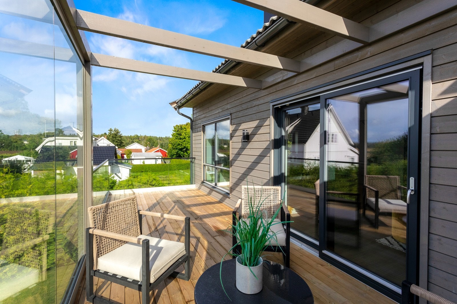 Boligen har flotte uteplasser, slik som denne delvis innglassede balkongen i 2. etasje. Galleribilde