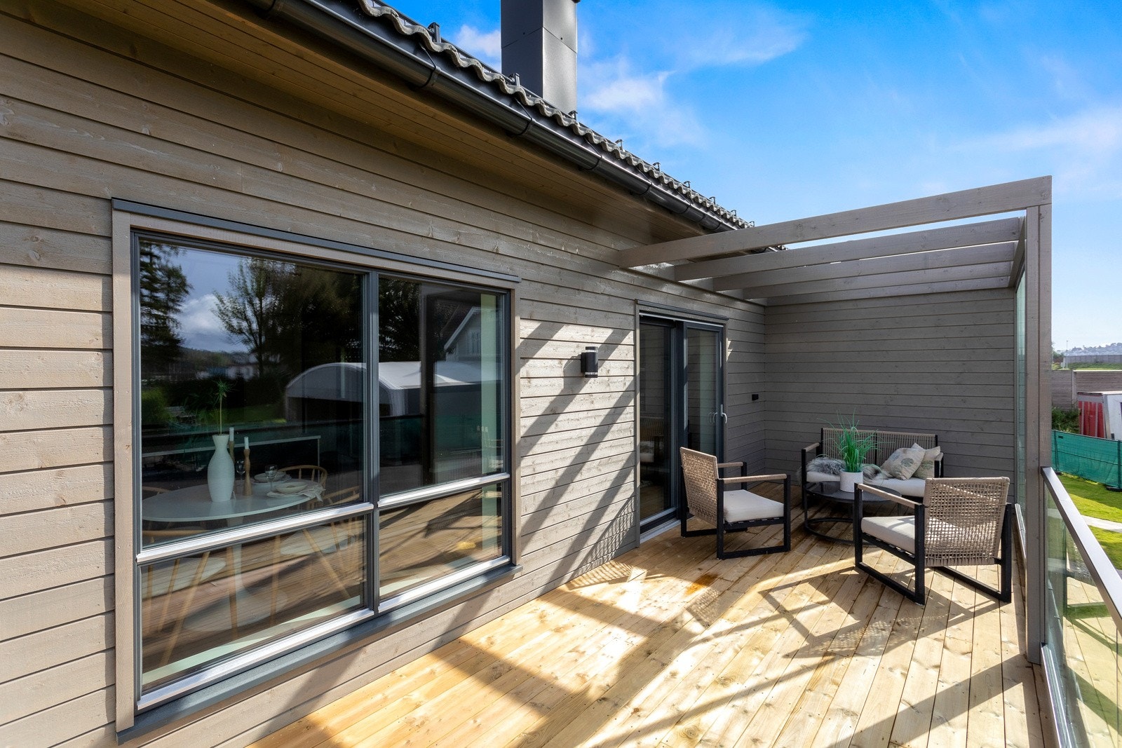 Balkongen har adkomst via skyvedør fra stua. Galleribilde