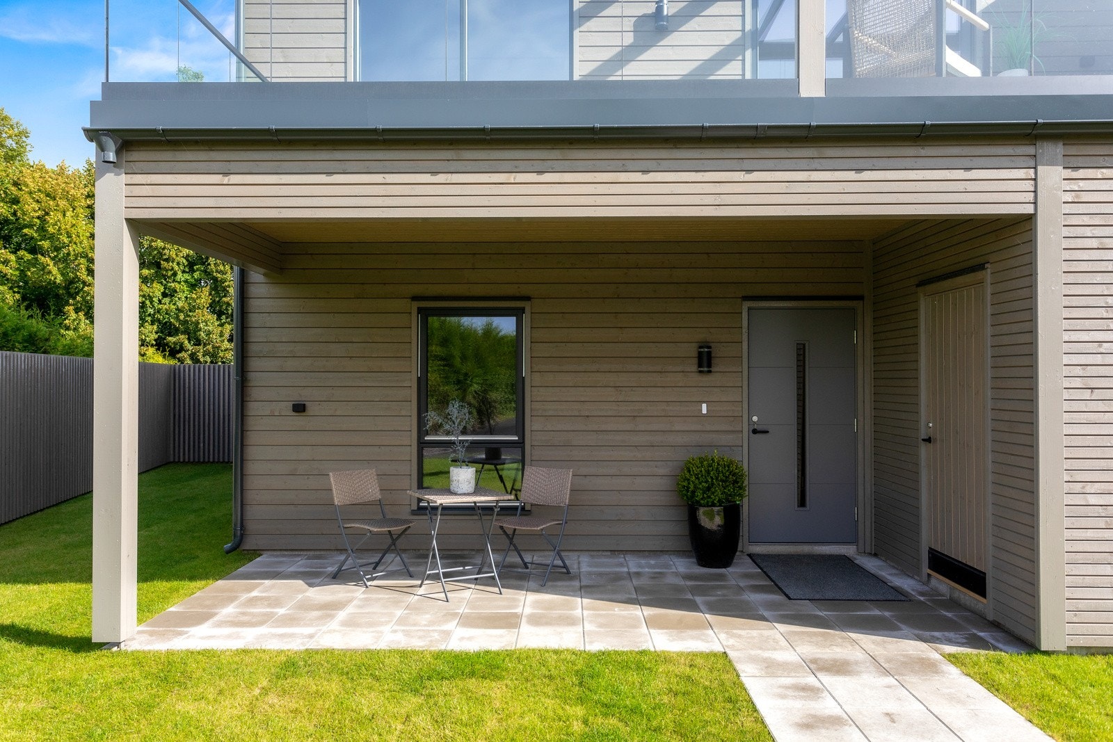 Pent inngangsparti med fin og overbygget terrasse i tilknytning. Galleribilde