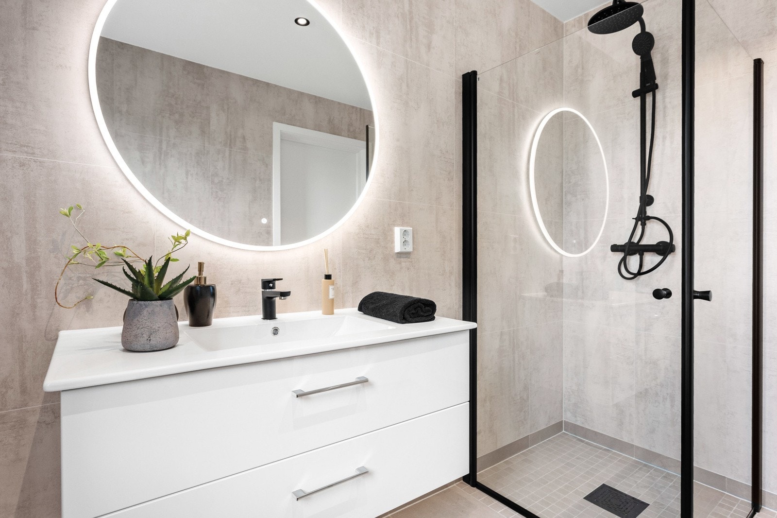 Dusjhjørne med sort ramme og sort dusjarmatur. Galleribilde