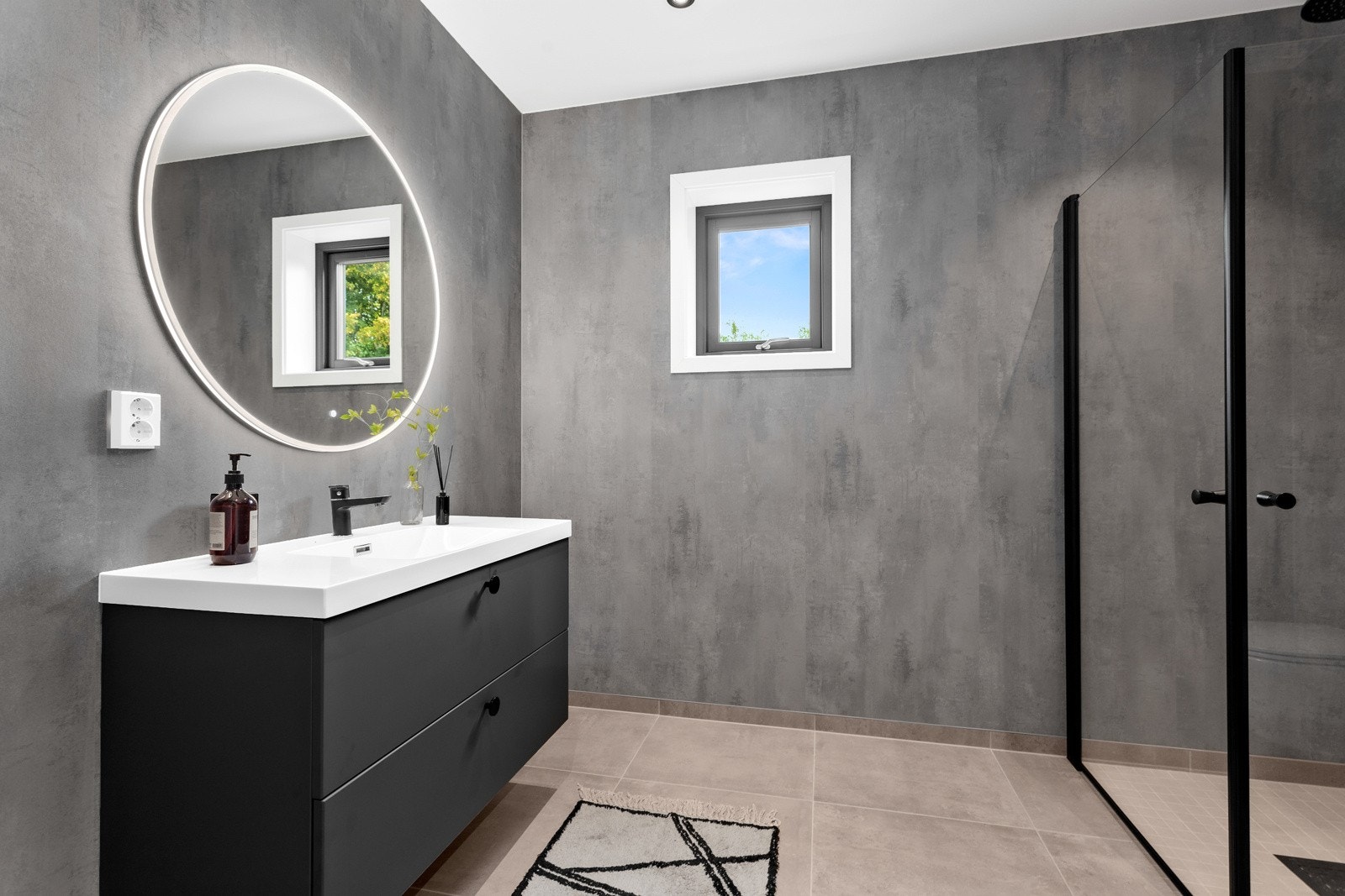 Badet i 1. etasje er i samme stil som i 2. etasje. Meget pent og stilrent. Galleribilde