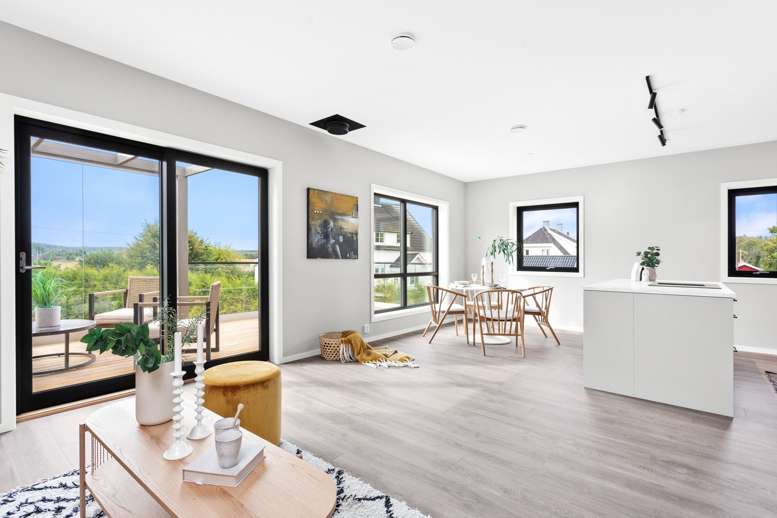 Velkommen inn! Boligen har lyse og tiltalende rom, og har meget gjennomtenkte løsninger. Galleribilde