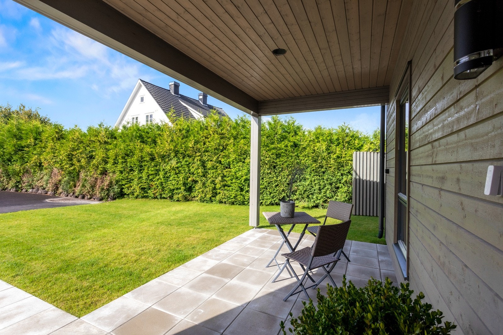 Lun og koselig terrasse belagt med betongheller. Galleribilde