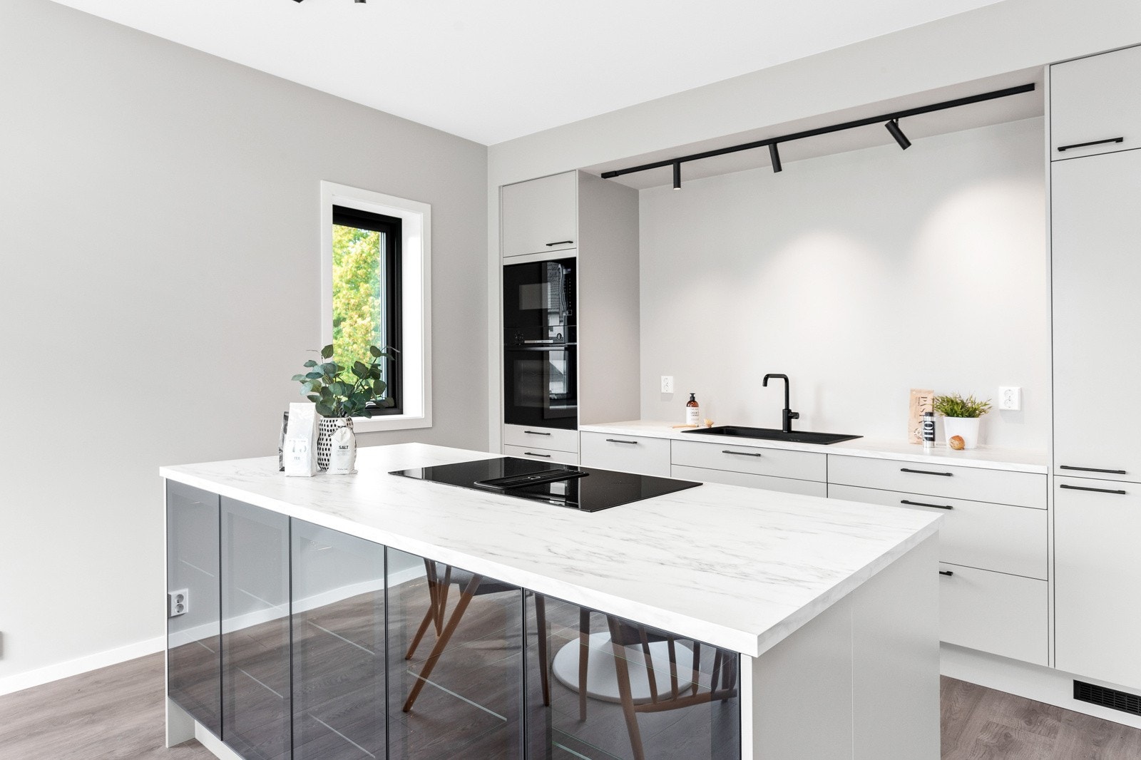 Praktisk kjøkkenøy med masse skap- og skuffeplass. Galleribilde