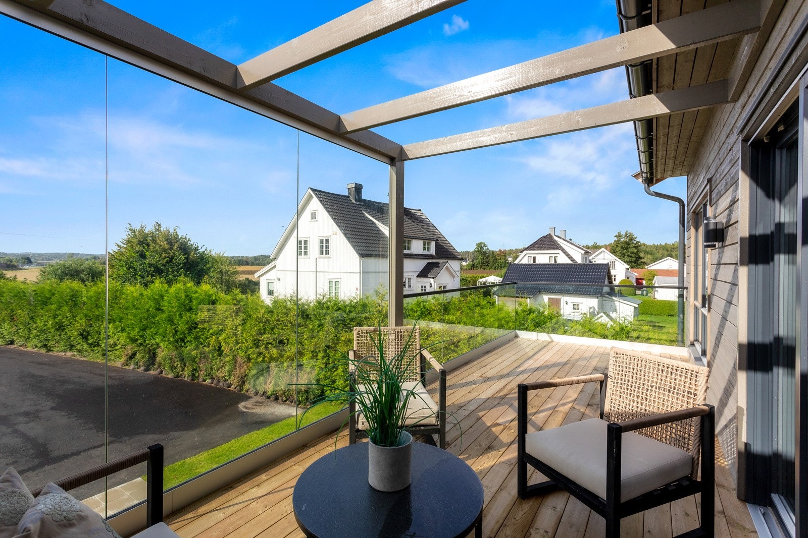 Balkongen har meget gode solforhold og det er god plass til diverse møblement. Galleribilde