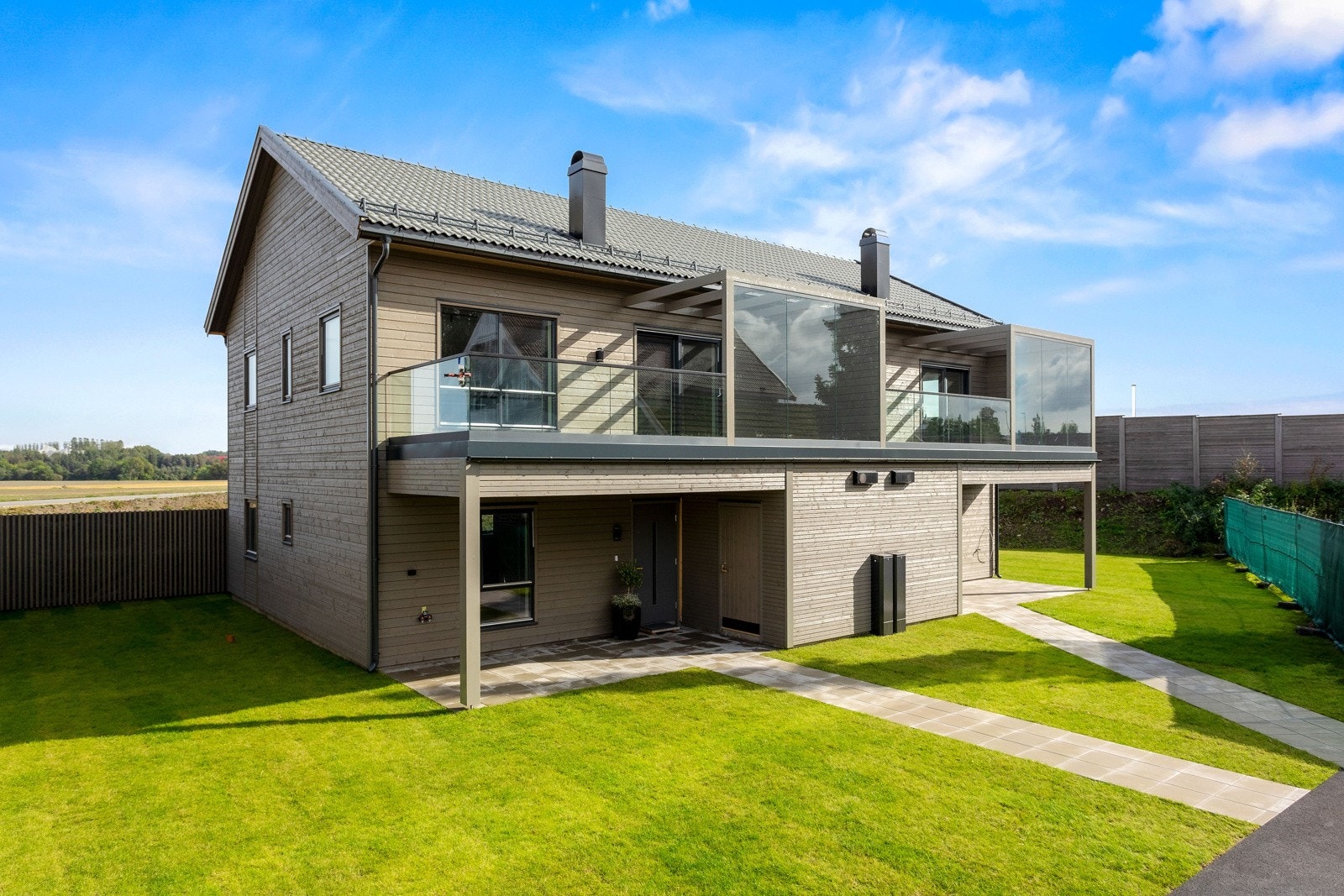 Tomannsboligen ved siden av er også til salgs. Dette er seksjon 1 og 2. Disse boligene er helt like innvendig som eneboligen. Galleribilde