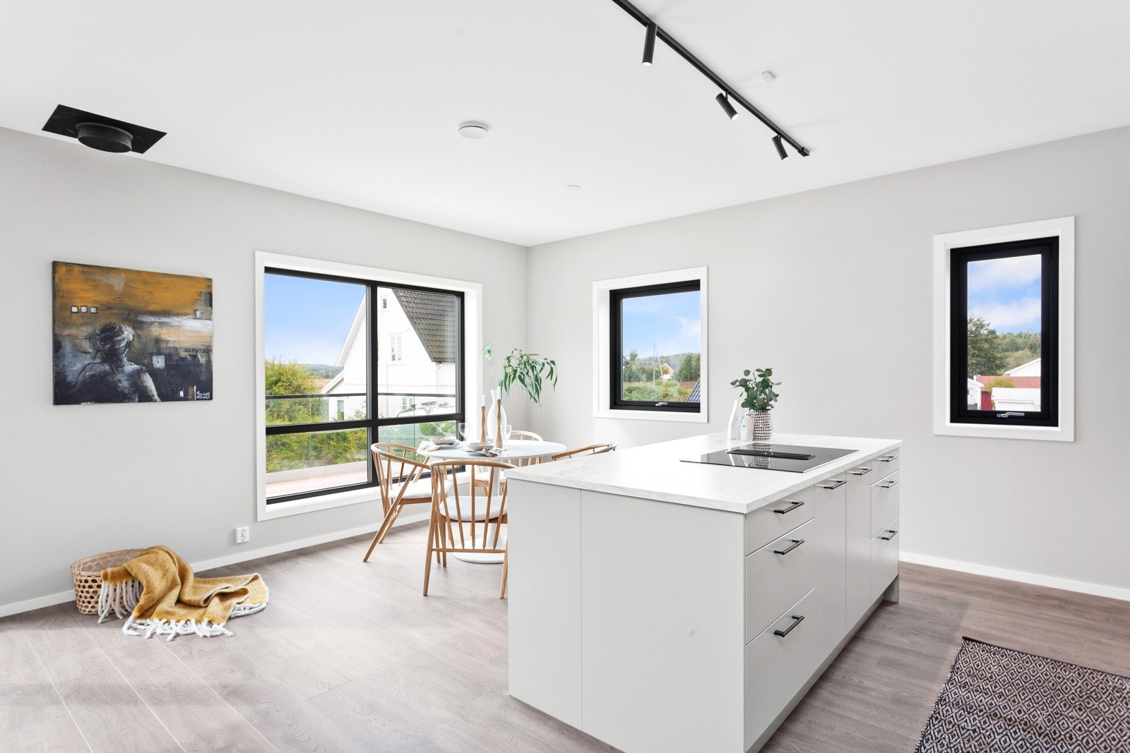 Det er god plass til både tv-salong og spisestuemøblement i tillegg til andre anretninger. Galleribilde