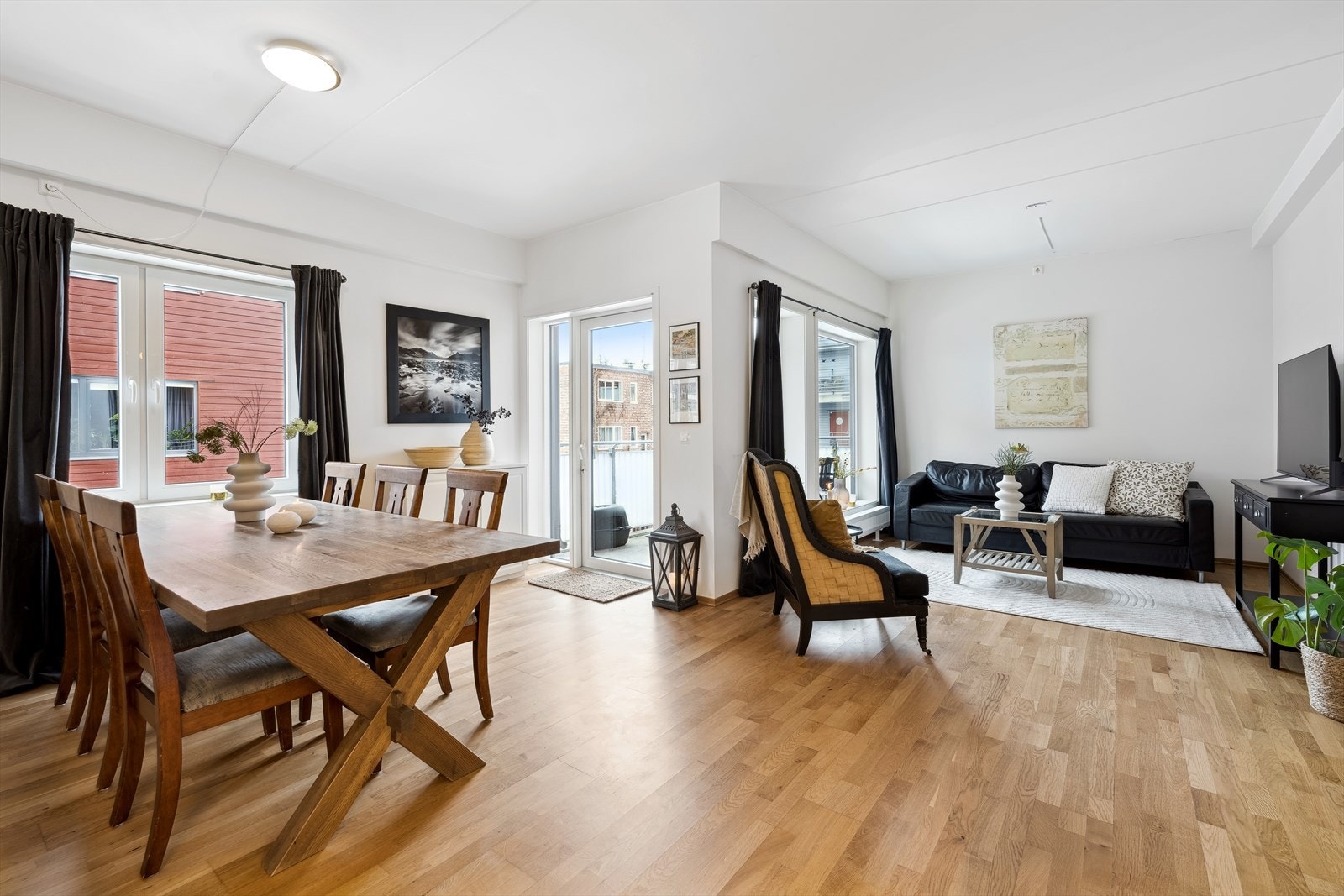 Lys og romslig stue. Galleribilde
