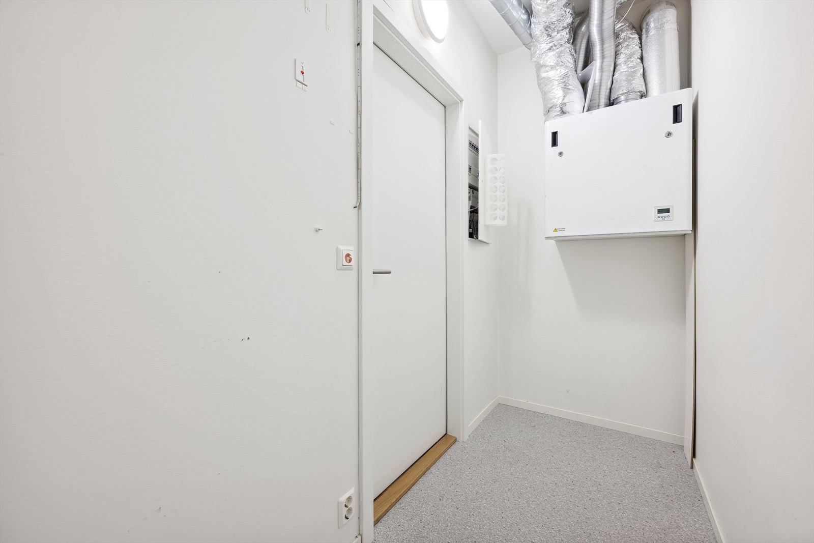 Innvendig bod/teknisk rom med aggregat for balansert ventilasjonsanlegg. Galleribilde