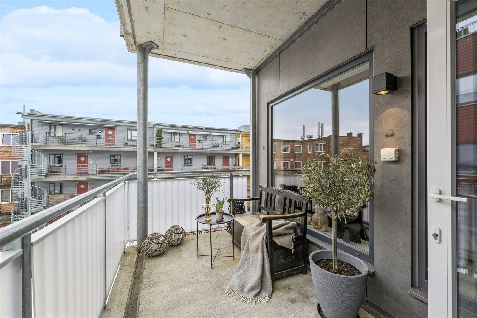 Fra stua er det utgang til overbyget balkong på ca 7 kvm. Galleribilde