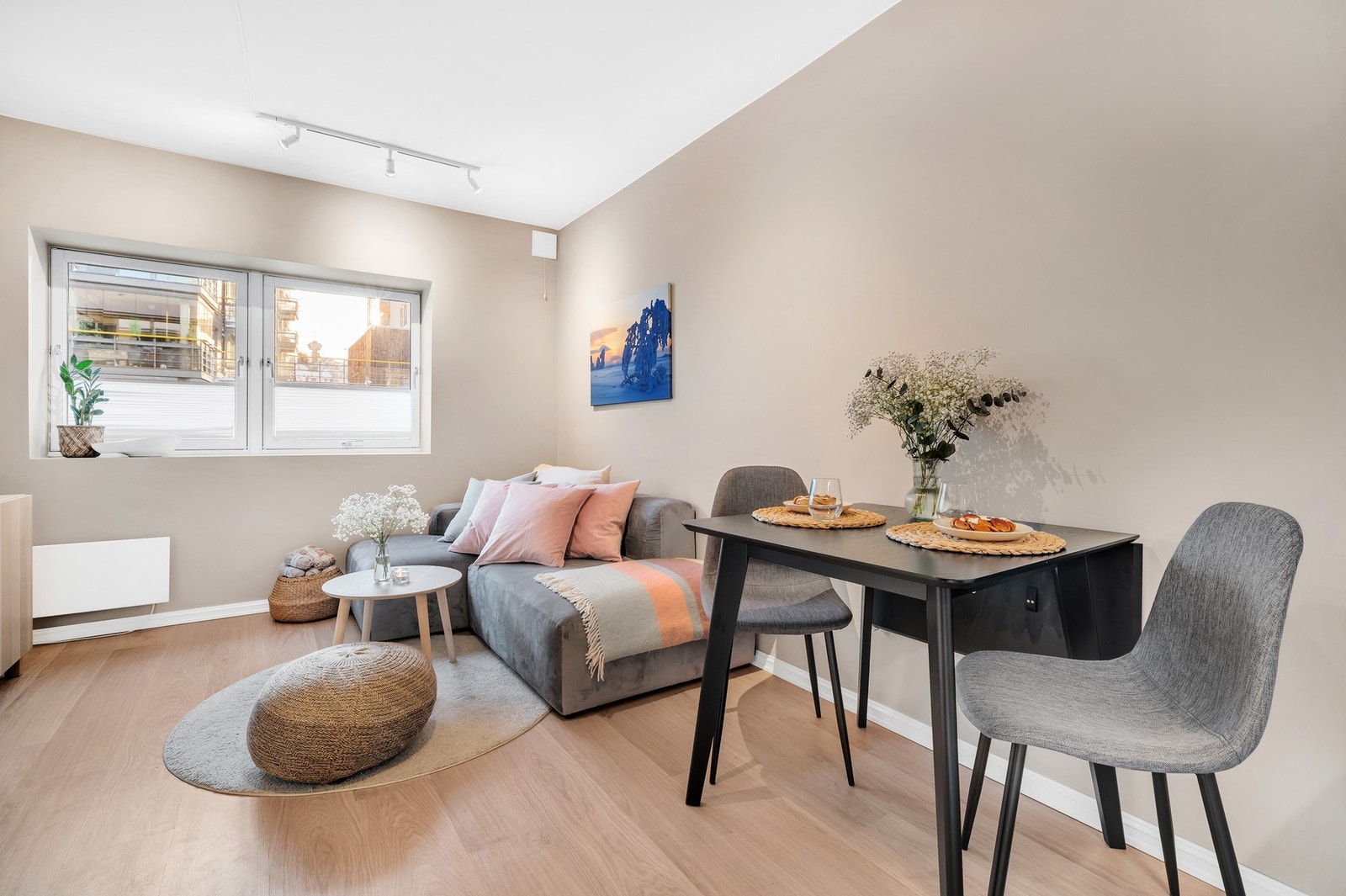 Stue/kjøkken som er lett å innrede med både sofagruppe og spisebord. Galleribilde