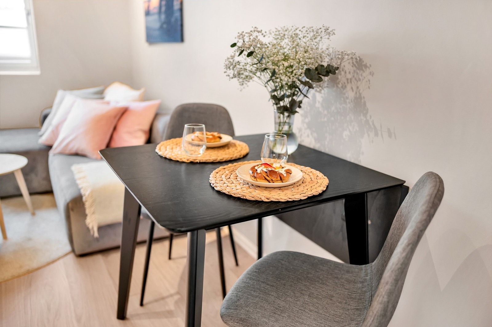 Spisegruppe finner sin naturlige plass mellom kjøkken og sofagruppe. Galleribilde