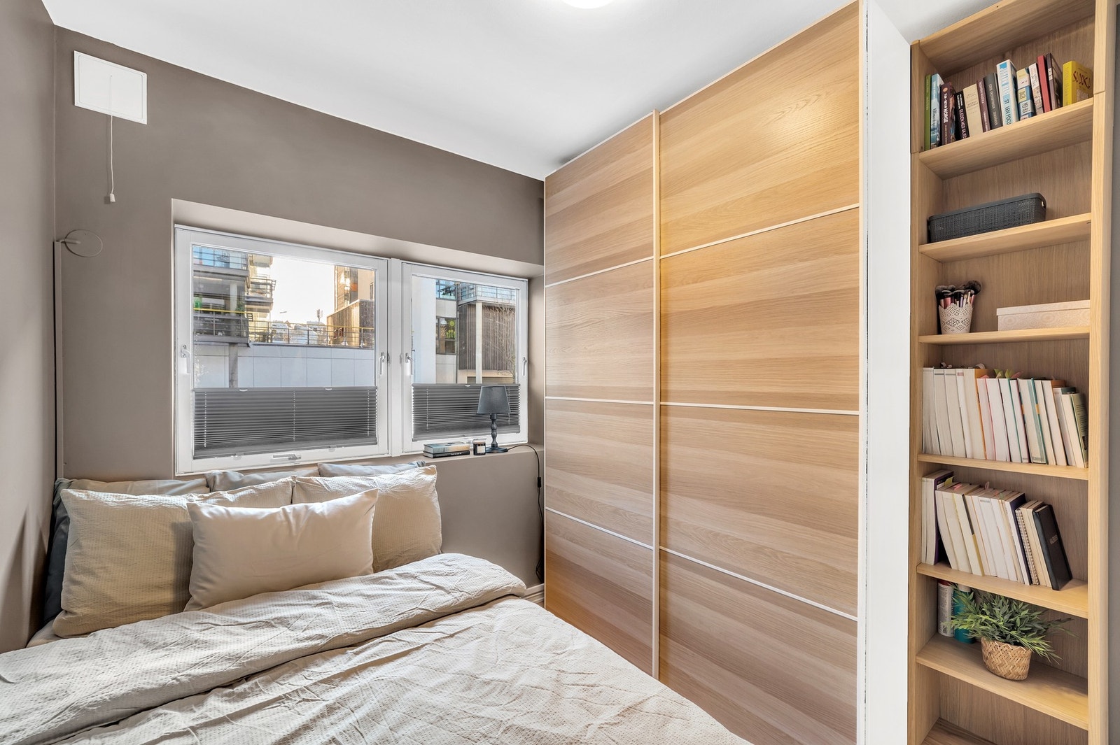 Her er det plass til både seng og praktisk skyvedørsgarderobe. Galleribilde