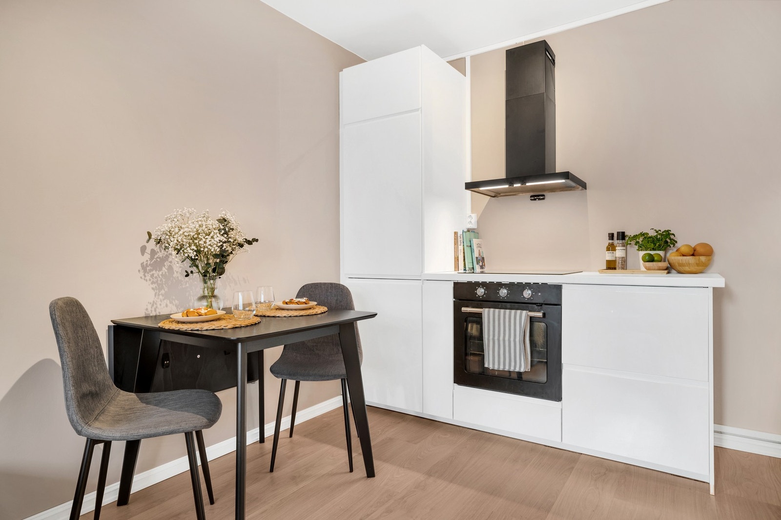 God plass til spisebord ved kjøkkensone. Galleribilde