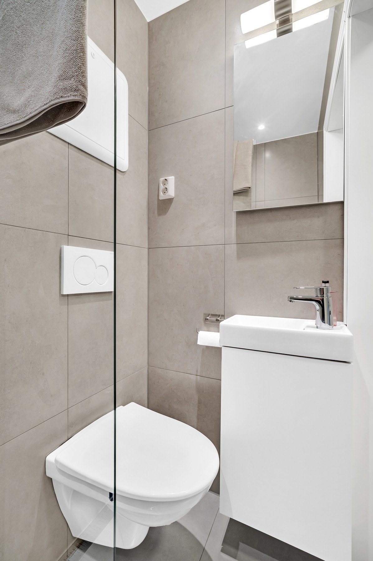 Gulvet er et betonggulv med varmekabler og belagt flis, flis på vegger og malt himling. Galleribilde