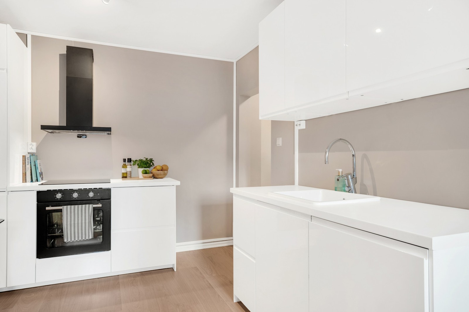 Pent kjøkken fra 2021 med integrert platetopp, stekeovn og kjøl/fryse-skap. Galleribilde