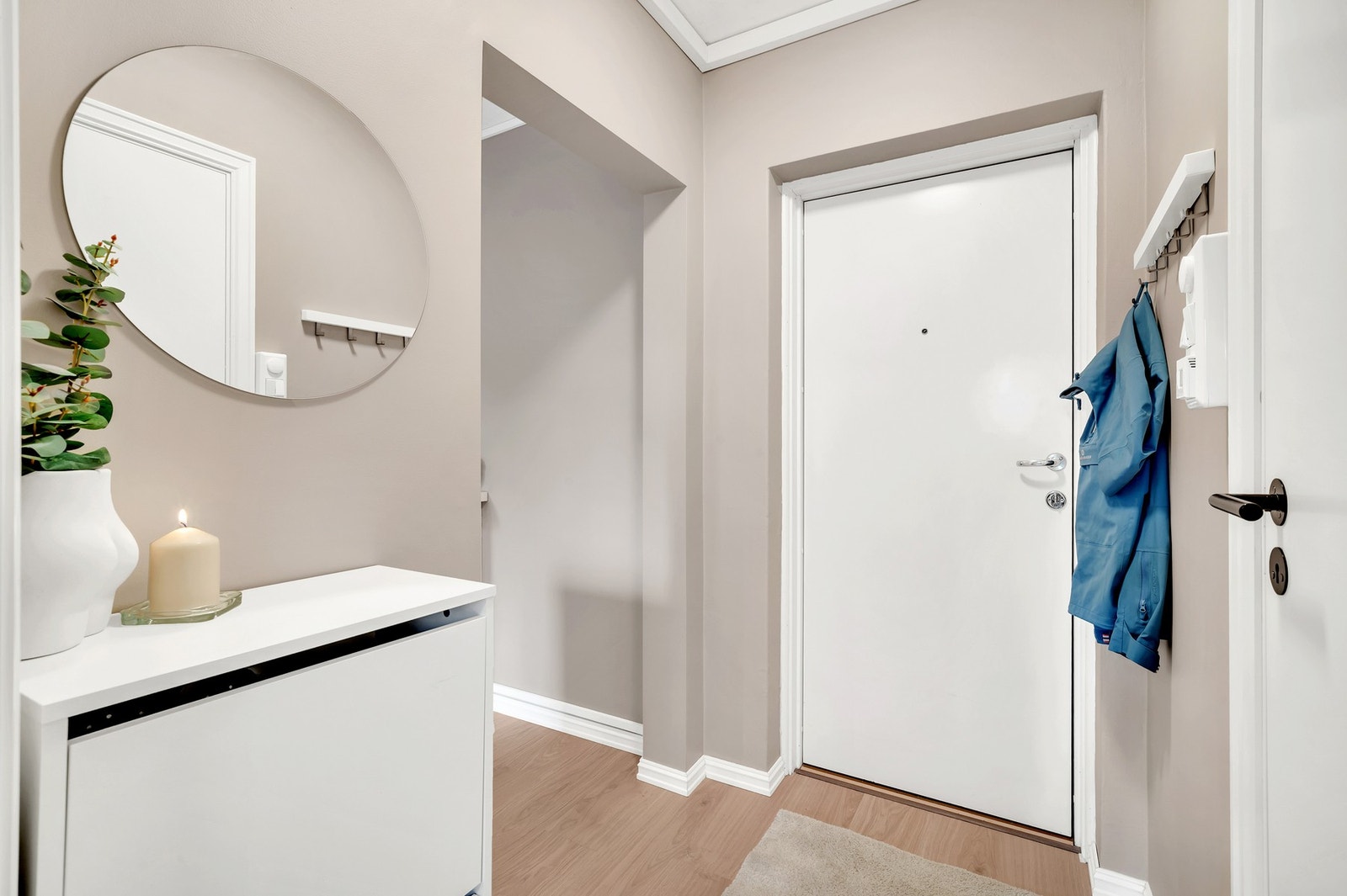 Entré med mulighet for oppbevaring av sko og yttertøy. Galleribilde