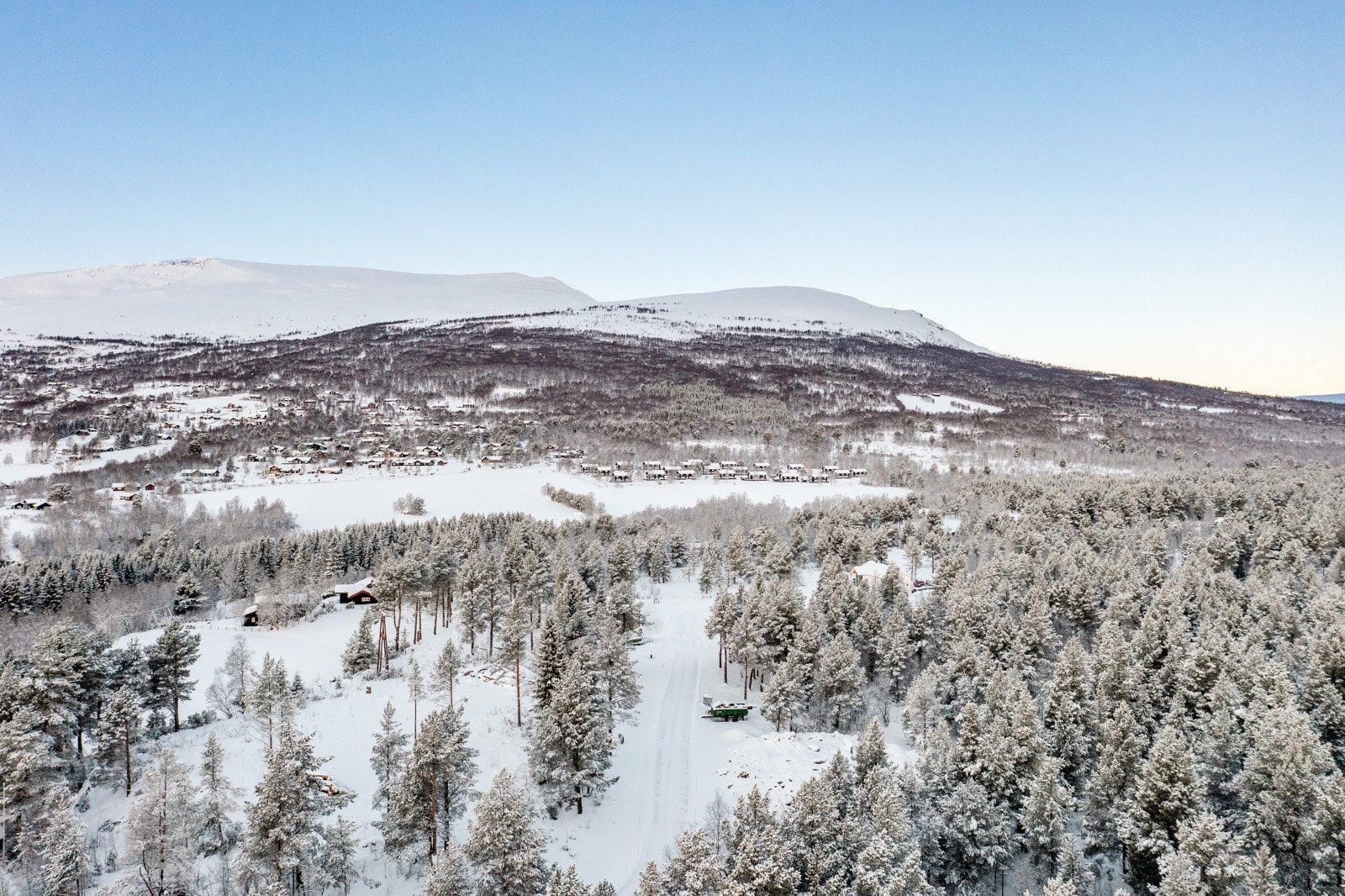 Tomten ligger nydelig til med fjellheimen rett utom ytterdøra. Galleribilde