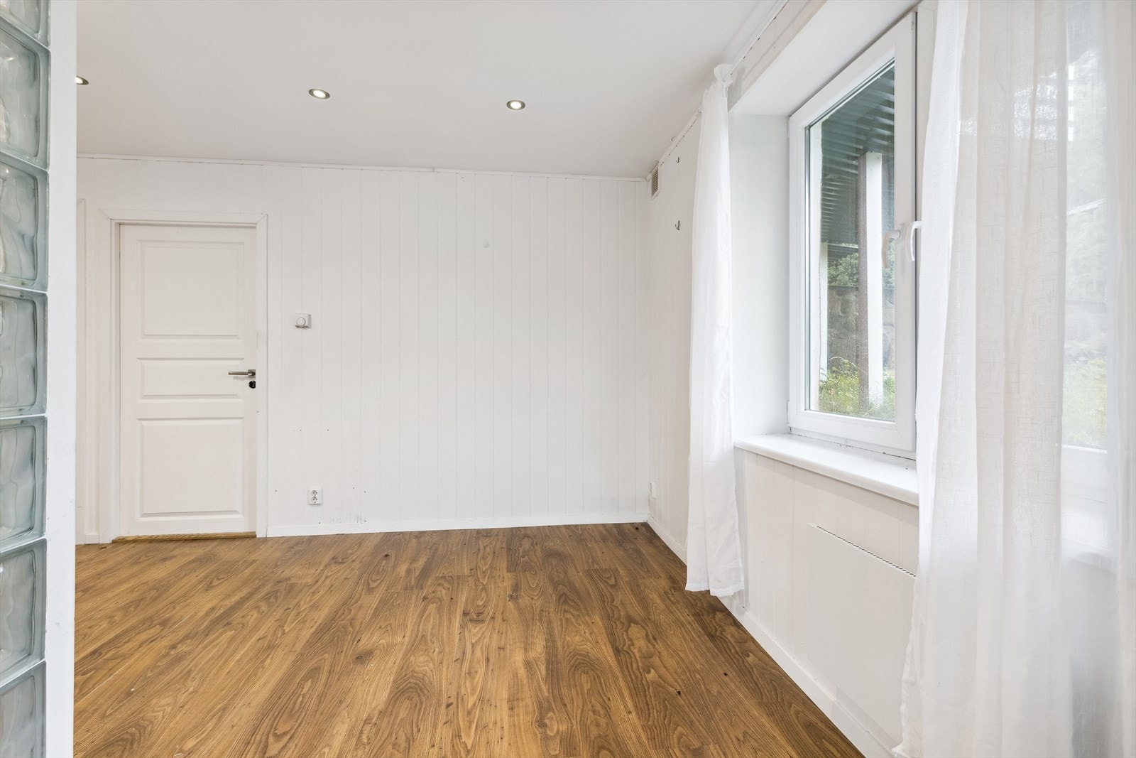 Underetasjen ble ombygget og bruksendret i 2013, og fremstår i dag som egen boenhet. Galleribilde