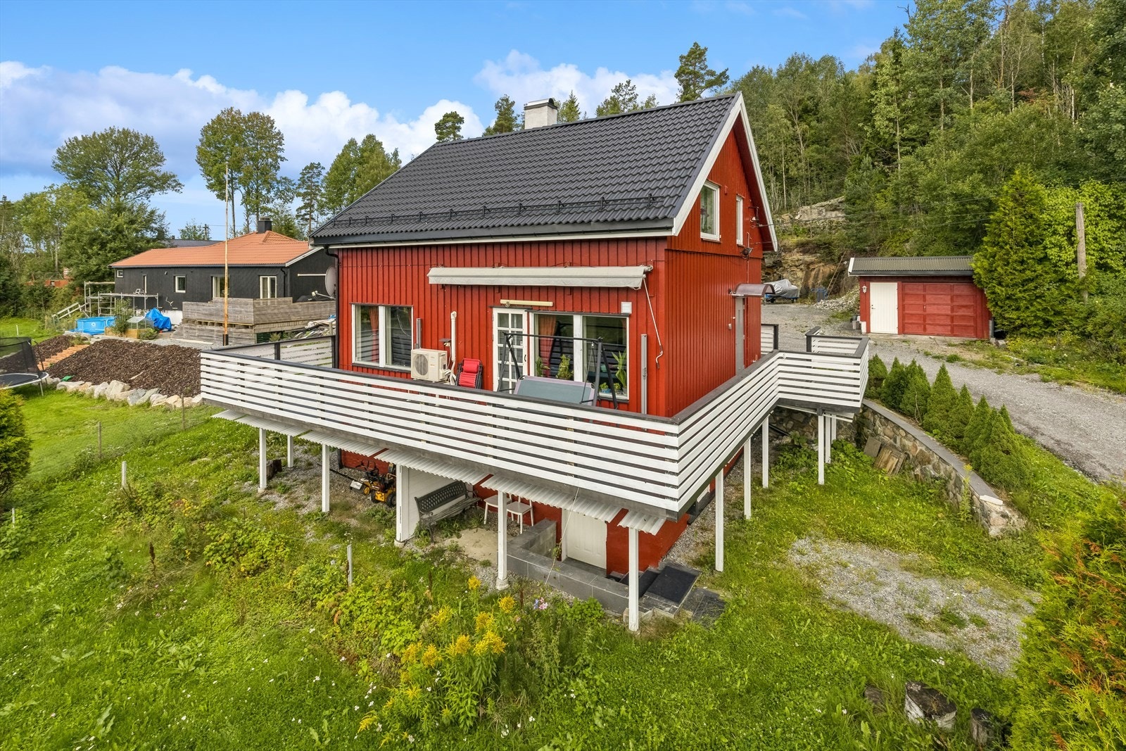 Frittliggende enebolig på 167 kvm BRA over to plan med innredet underetasje som har egen inngang. Galleribilde