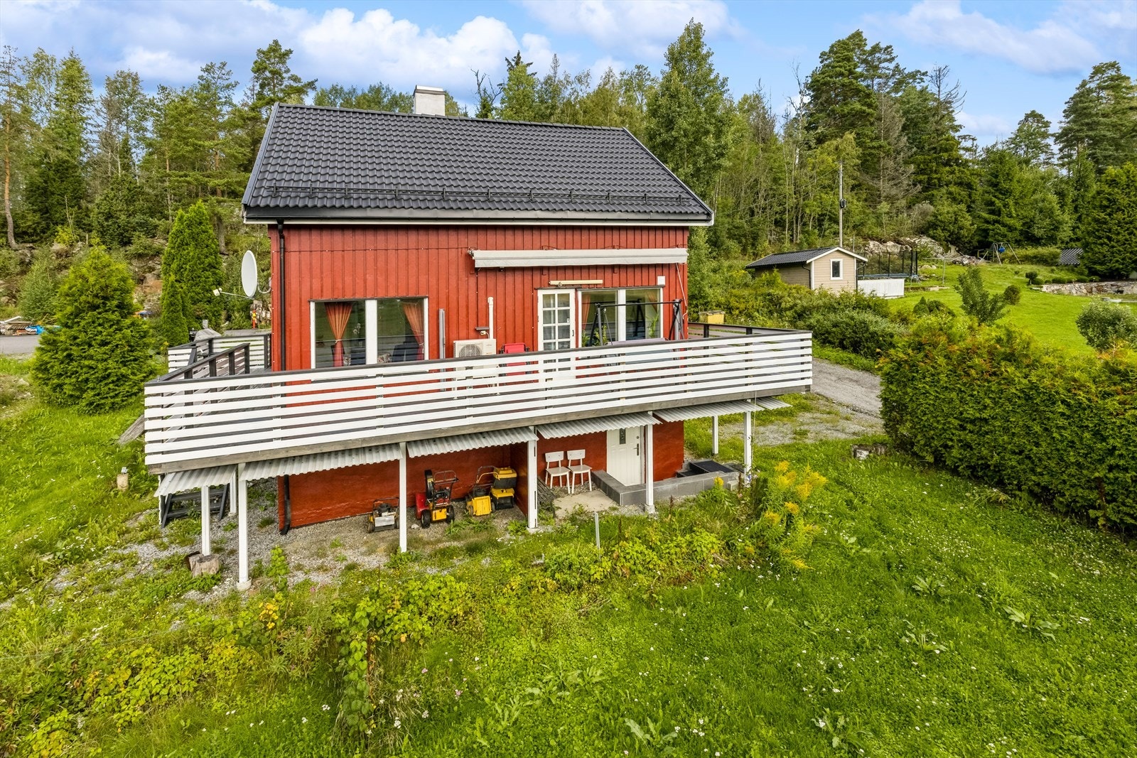 Hage av plen og variert beplantning, et godt utgangspunkt for de som liker å stelle i hage. Galleribilde