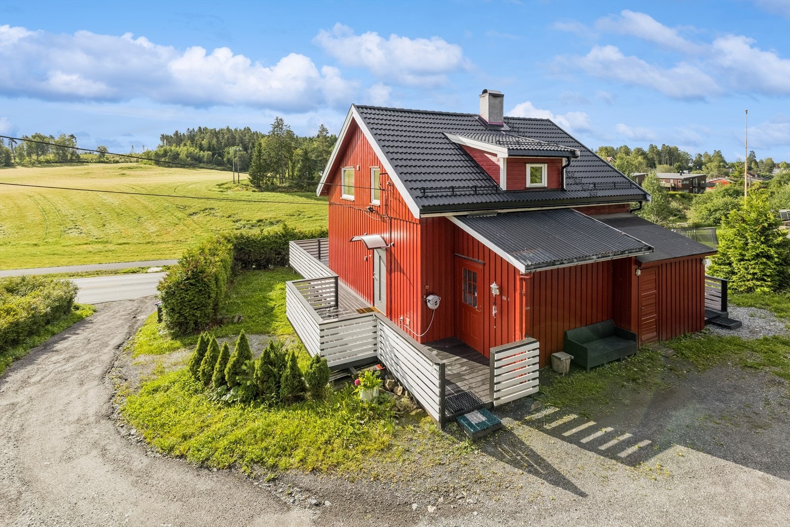 Eiendommen har fin landlig beliggenhet, like ved et veletablert boligområde på Ringvoll. Galleribilde