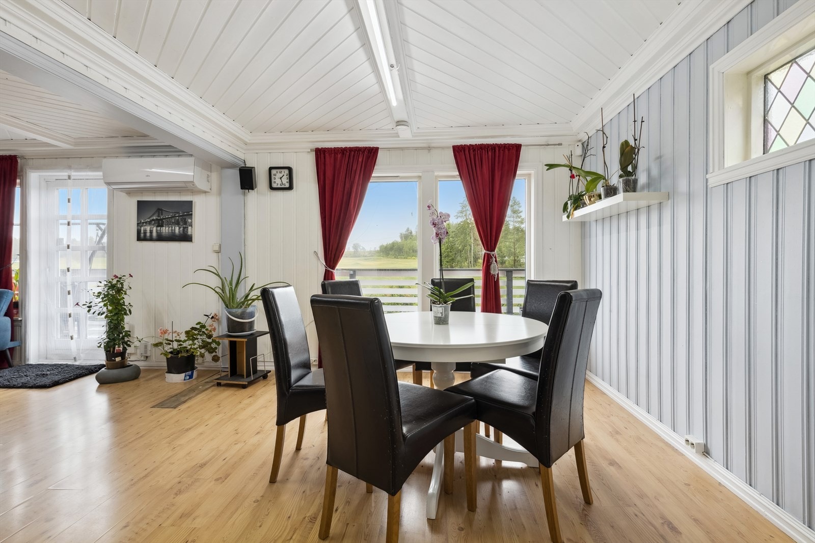 De store vindusflatene gir rikelig med naturlig lys inn i stuen. Galleribilde