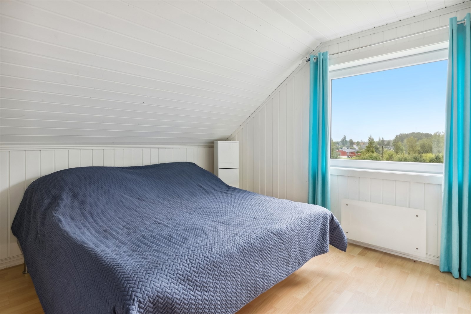 Det er totalt tre soverom i hoveddelen. Galleribilde