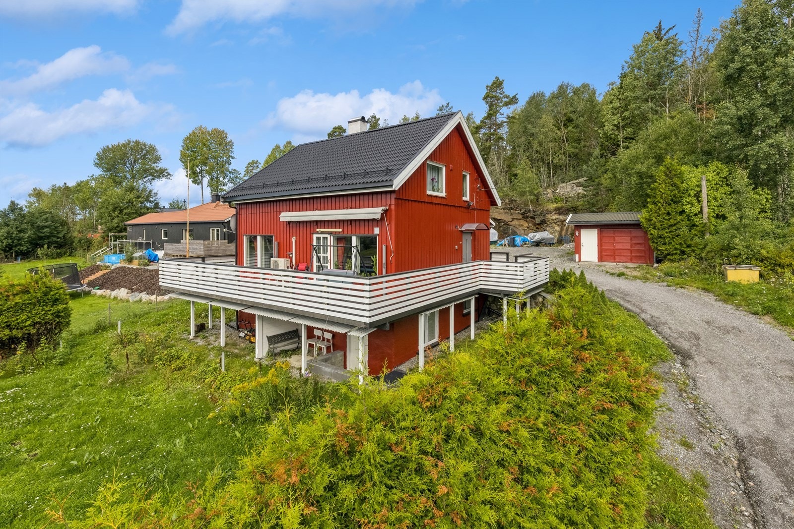Velkommen til visning! Eiendommen ligger i skrånende terreng og nyter godt av gode lys- og solforhold. Galleribilde