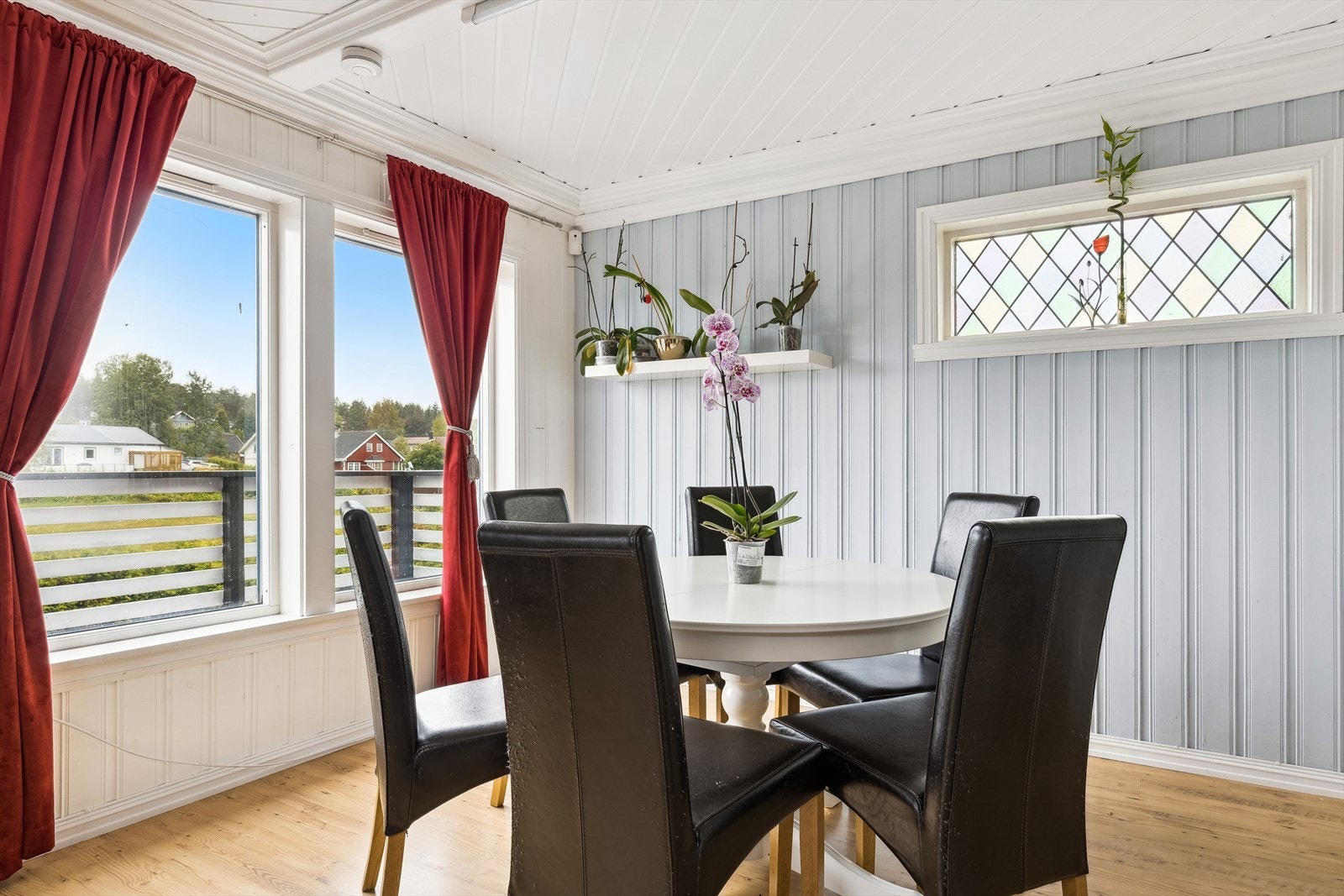 Det er rom for flere møbleringsløsninger i stuen, som her hvor spisestuen er praktisk plassert nært kjøkkenet. Galleribilde
