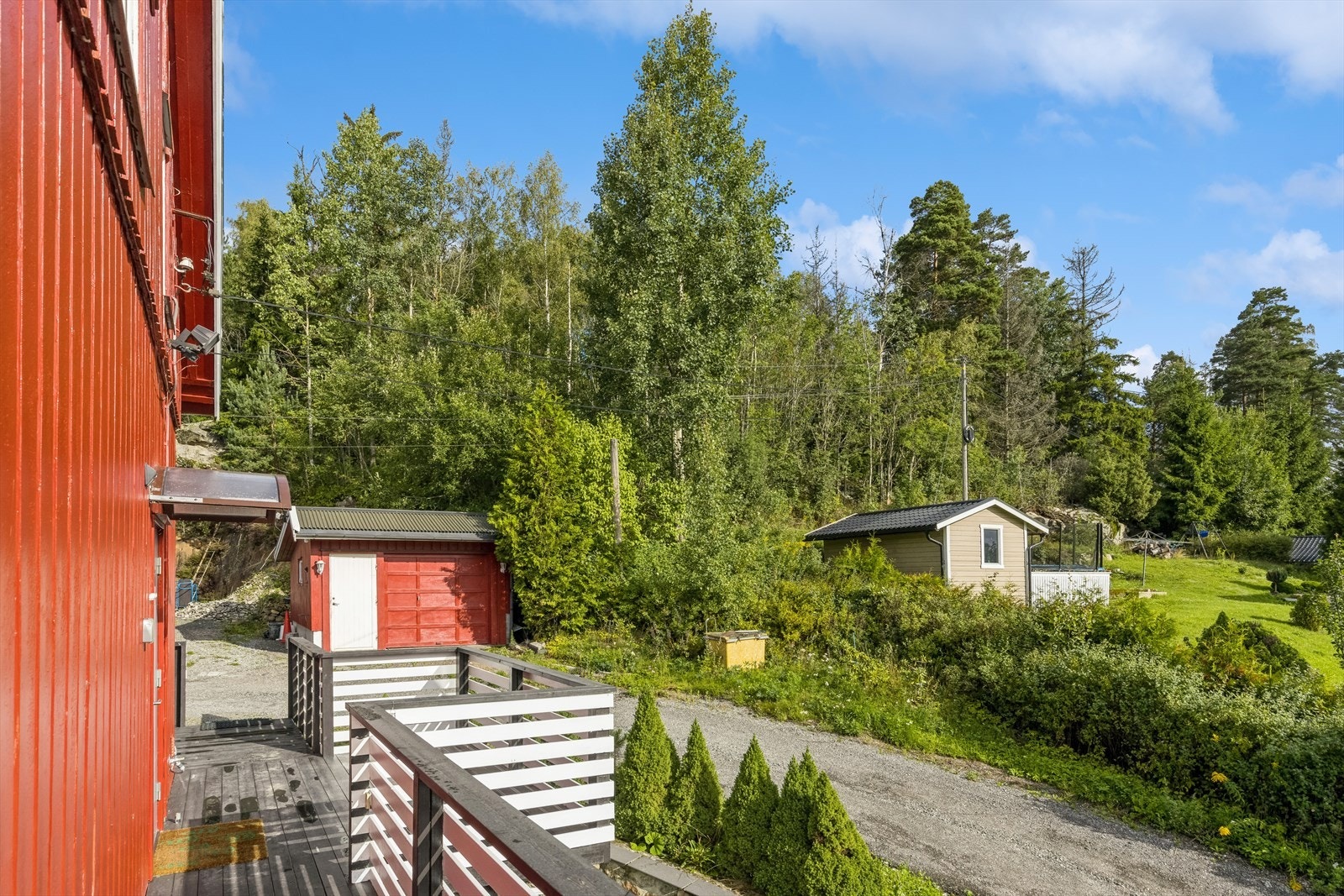 Kort vei til barnehage, skole, Ringvoll Senter med daglivarebutikk samt nærhet til flotte tur- og rekreasjonsmuligheter i skog og mark. Galleribilde