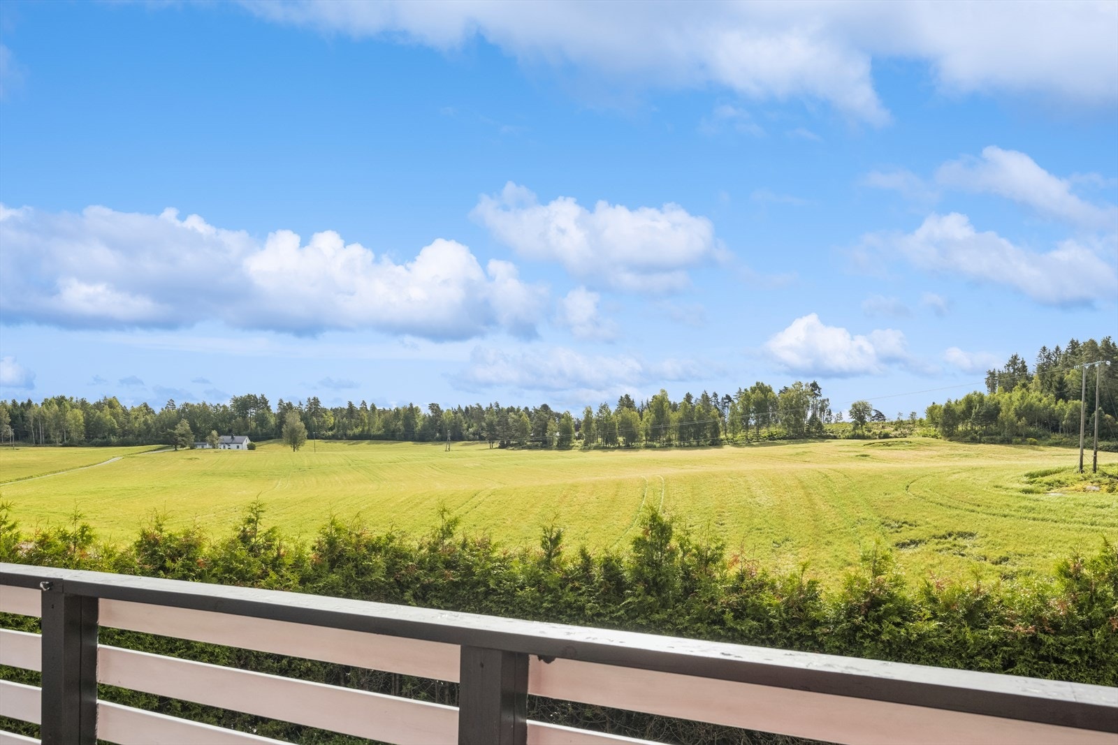 Utsikt fra terrassen mot landlige omgivelser. Galleribilde
