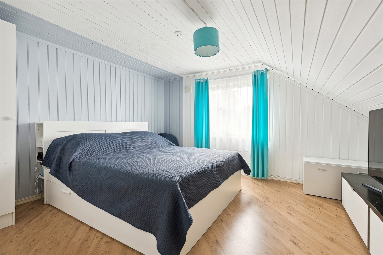 Romslig hovedsoverom med plass til stor seng og tilpasset garderobeløsning. Galleribilde