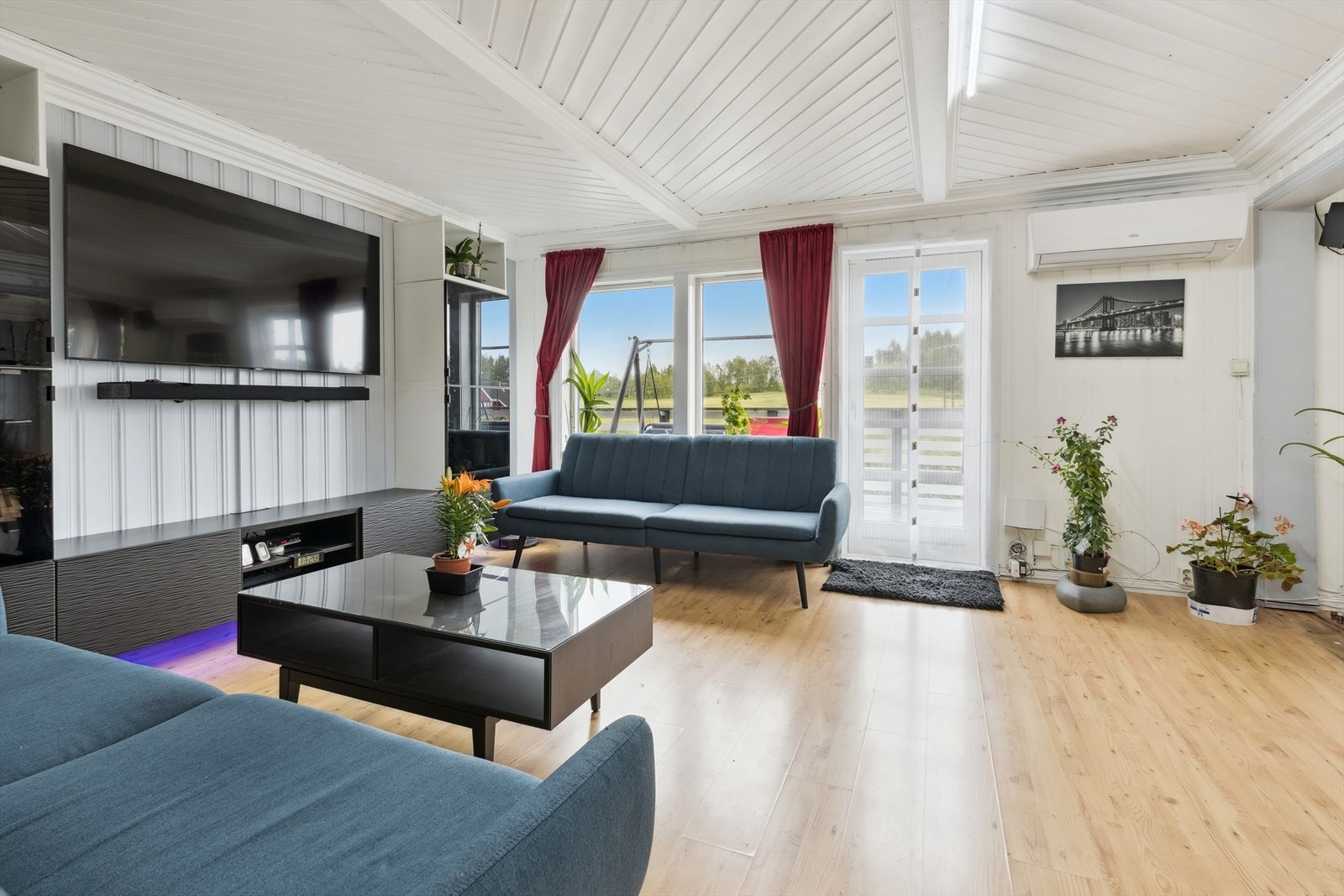 Boligen har en fin planløsning med hoveddel over to plan. Galleribilde