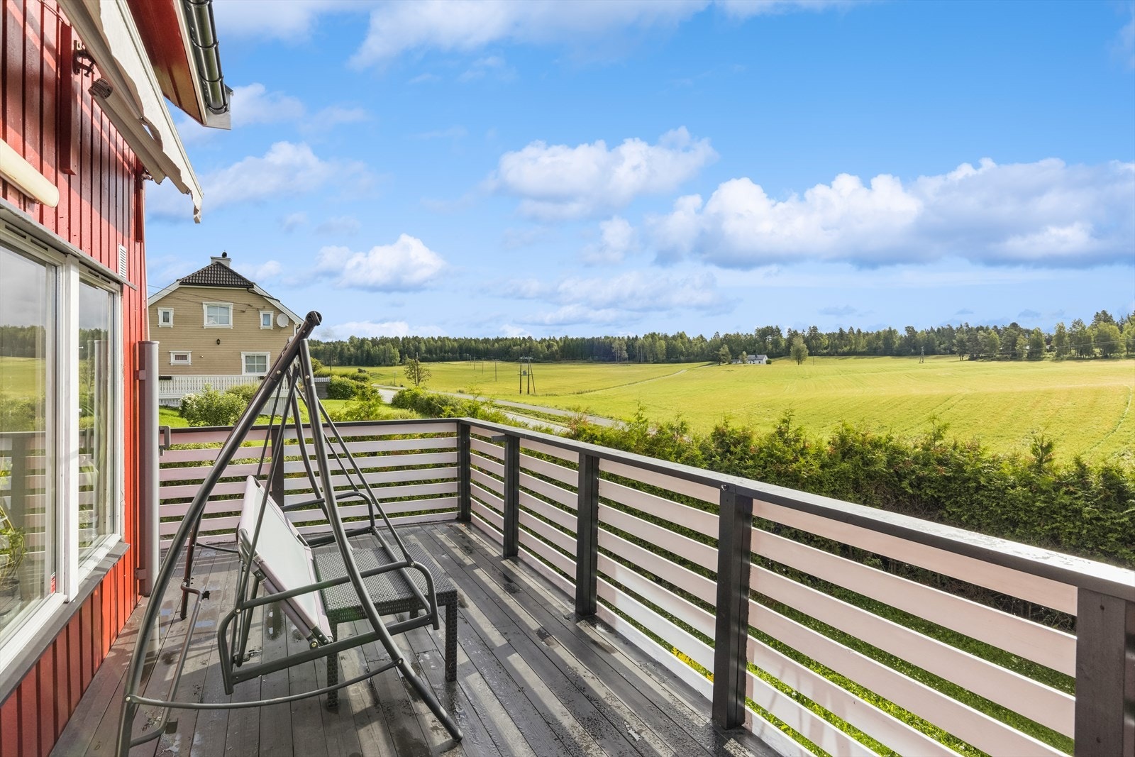 Velkommen til Elvestadveien 59 A og B!
Utenfor stuen kommer du ut på romslig, solrik terrasse på 35 kvm. Galleribilde