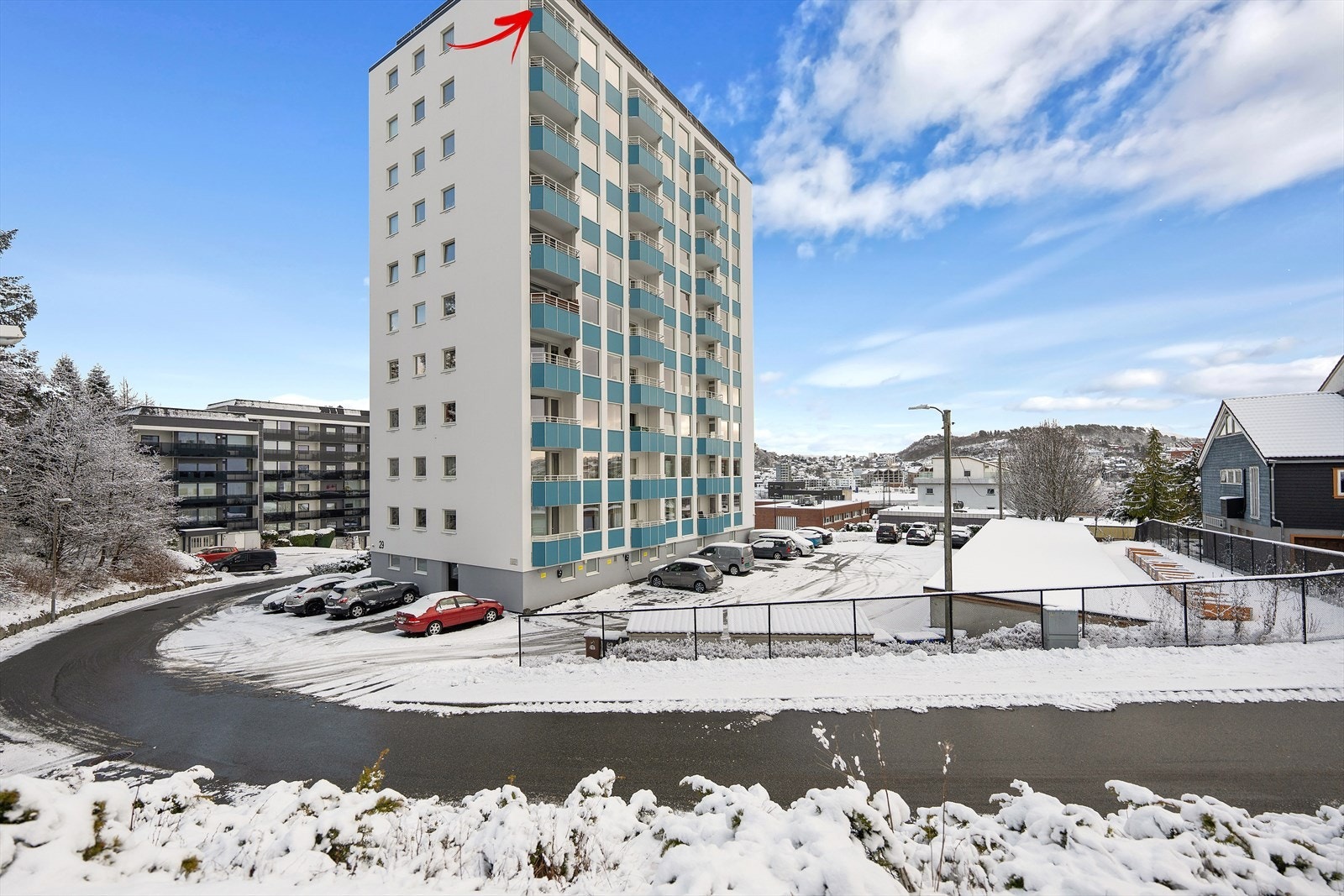 Fasade Parkveien 29. Hjørne- og toppleilighet. Felles oppstillingsplass. Galleribilde