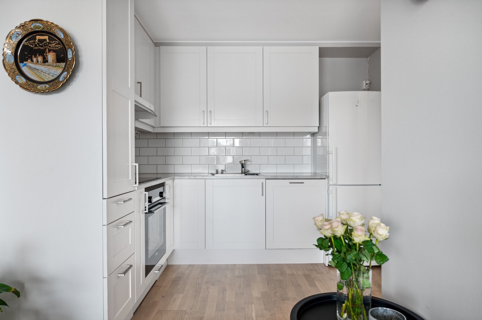 Leietaker bilder. Lekkert Sigdal kjøkken med ovn, koketopp, oppvaskmaskin, micro og plass for stort kombiskap. Bod på 3 m2 med dør inn fra kjøkken. Praktisk, enkelt og noe alle burde tenkt på. Har du ikke alltid noe du trenger plas til? Galleribilde
