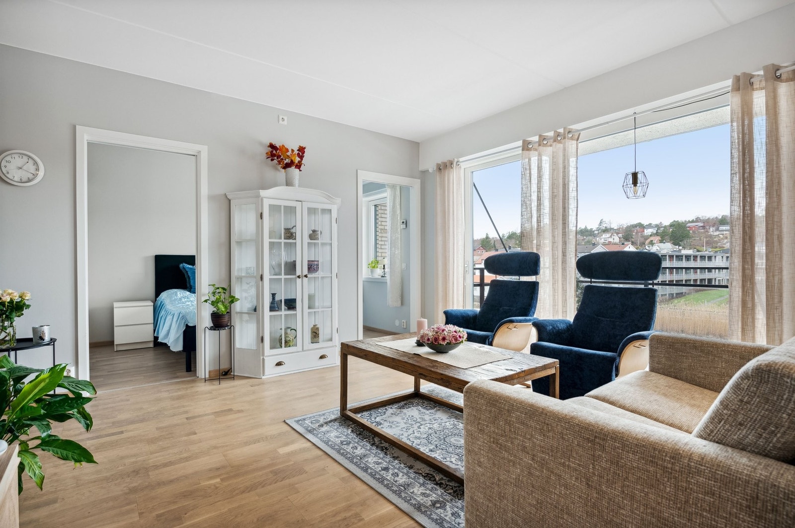 Leietaker bilder. Sett fra entre mot hovedsoverom, praktisk, luftig og åpen med 2 skyvedører. Plass til spisebord i stedet for skap som på bildet. Se møblert planskisse Galleribilde