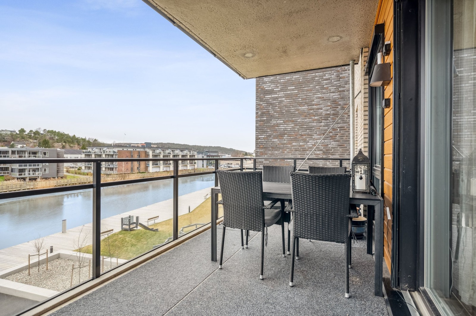 Leietaker bilder. Stor vestvendt terrasse på 13.5 m2. Merk det er tak over terassen så du kan sitte ute selv ved nedbør og nyte det fantastisk flotte uteområdet og elven. Glass i rekkverket luner når du sitter ute. Galleribilde