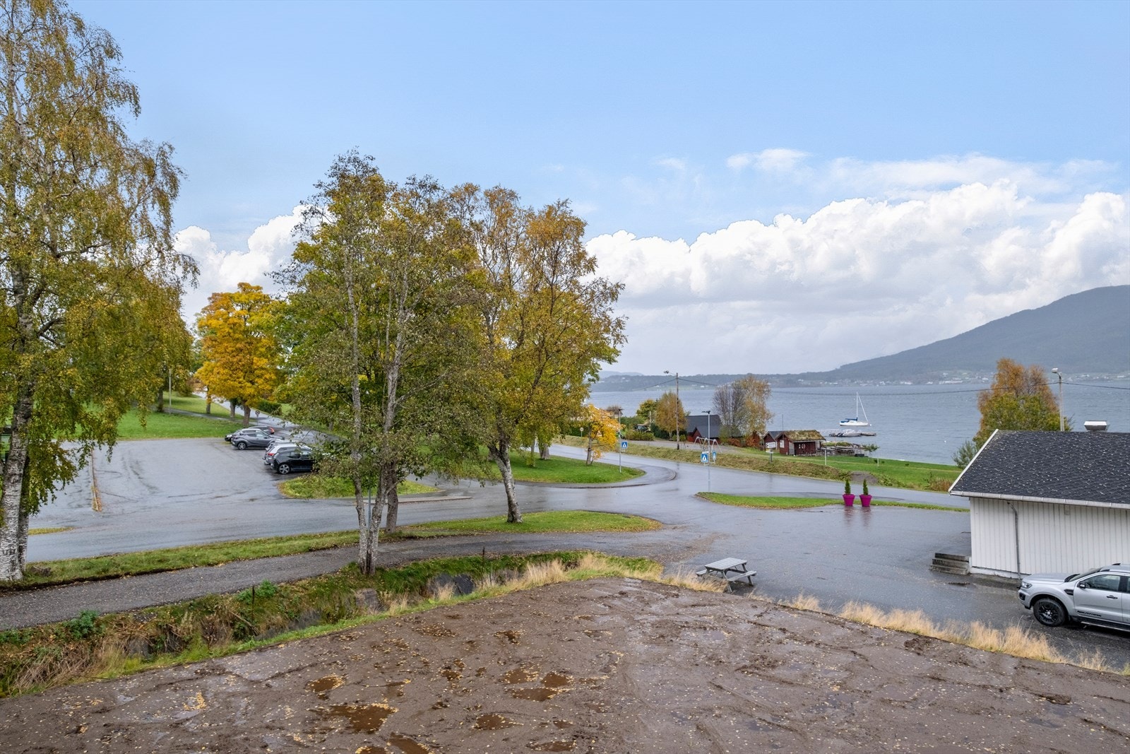 Fra terrassen er det fin utsikt til sjøen. Galleribilde
