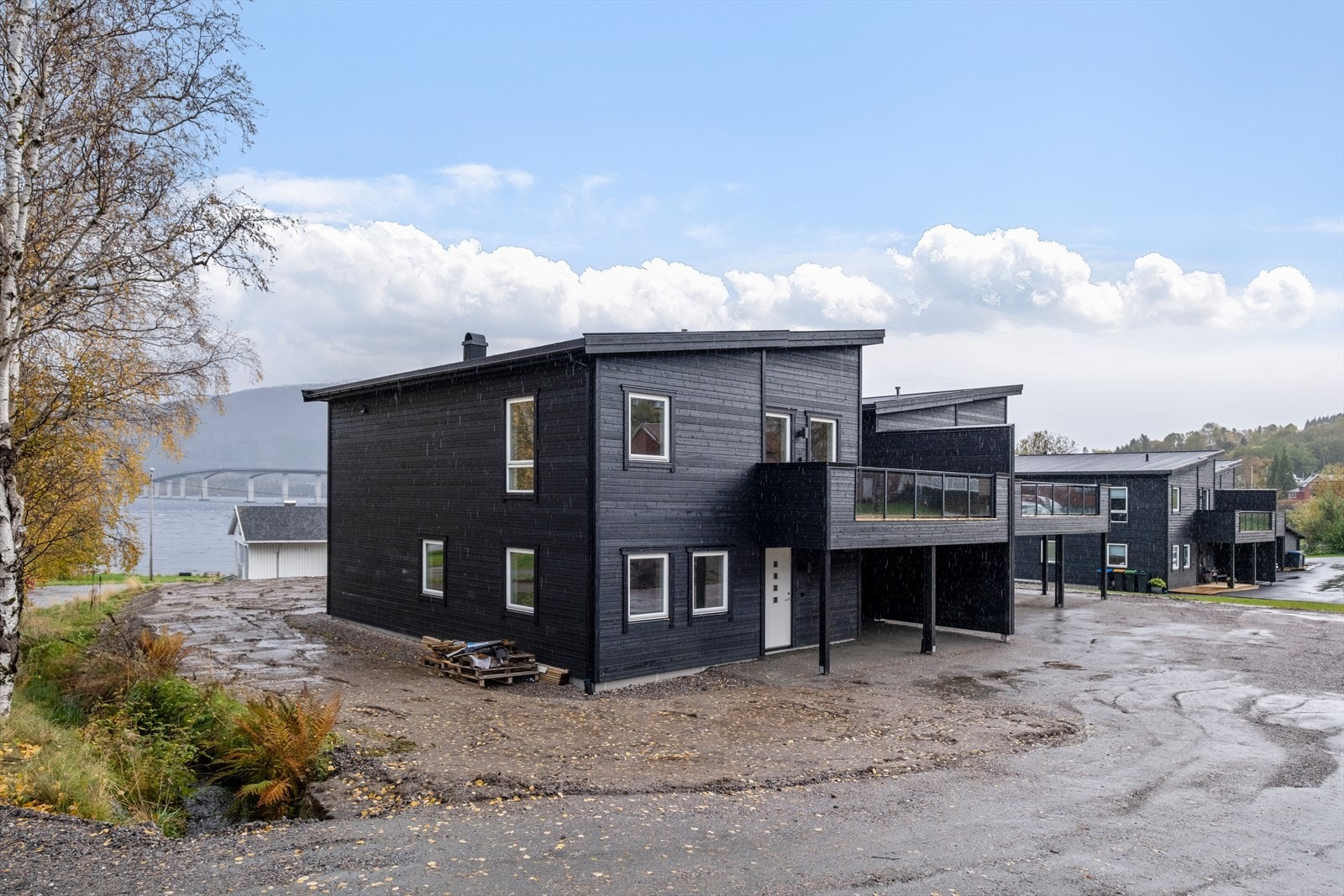 Boligen har en flott utsikt til sjøen, Tresfjordbrua og Vikebukt. Galleribilde