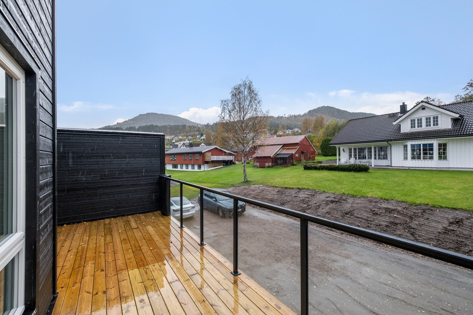 Terrassen har levegg mot nabo. Galleribilde