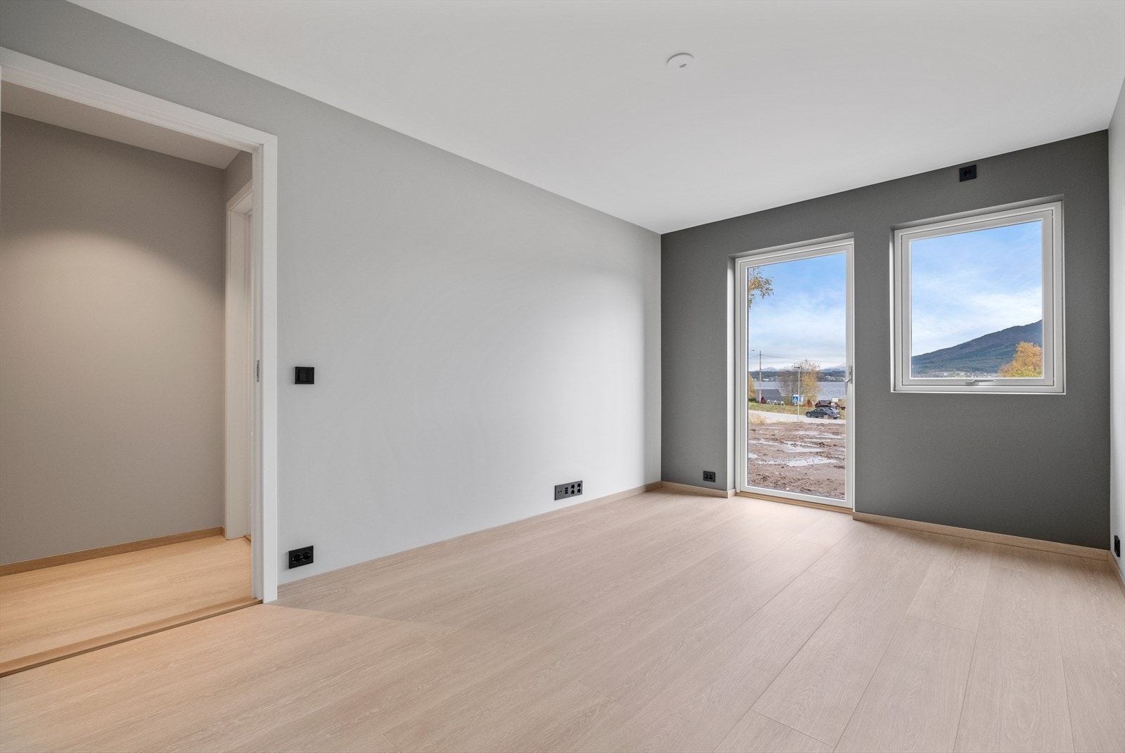 Soverom nr. 4 har en stilig kontrastvegg. Herfra er det også adkomst ut til tomteområdet. Galleribilde