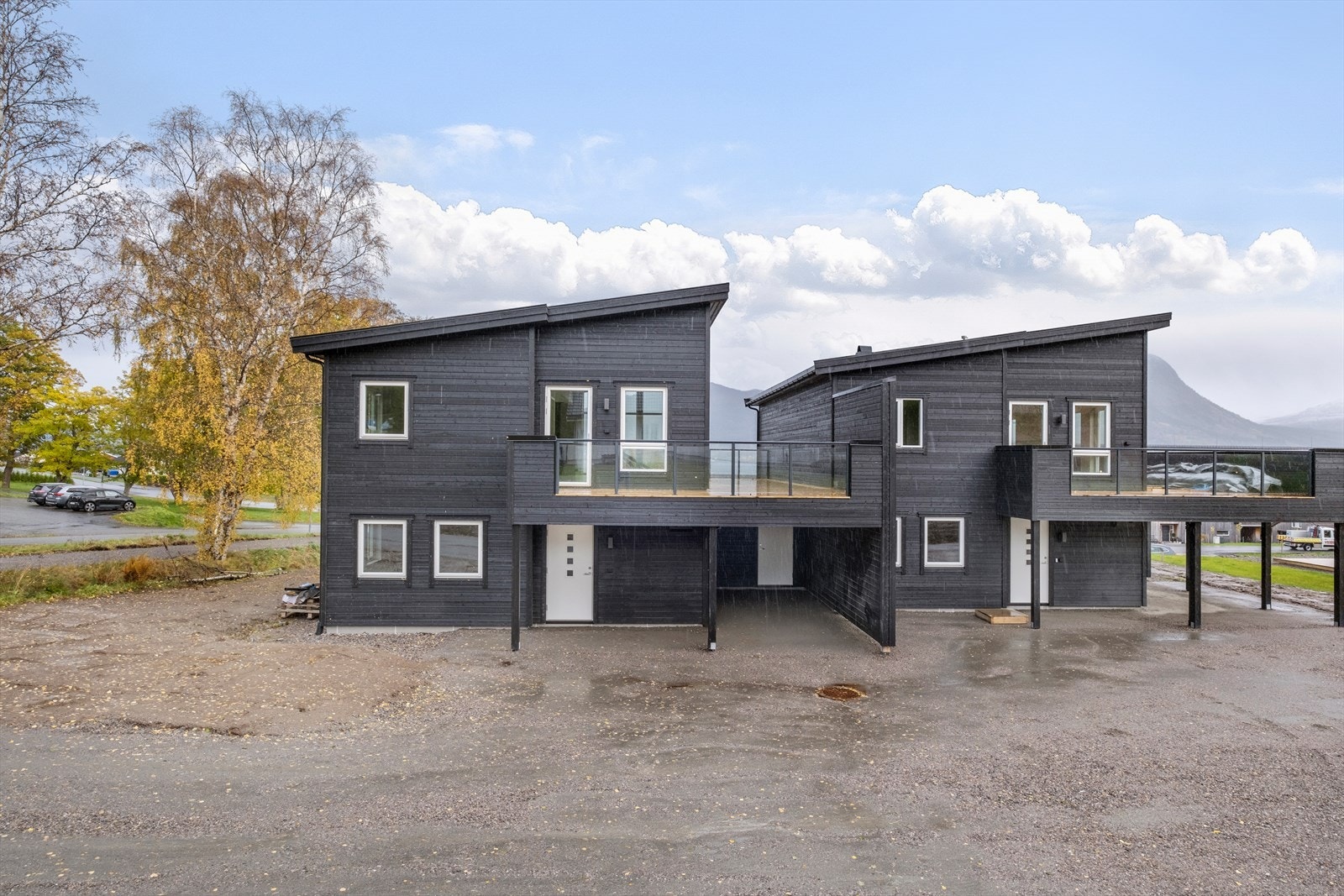 Innkjørsel- og parkeringsareal på tomten er gruset. I tillegg har man egen carport under terrassen. Galleribilde