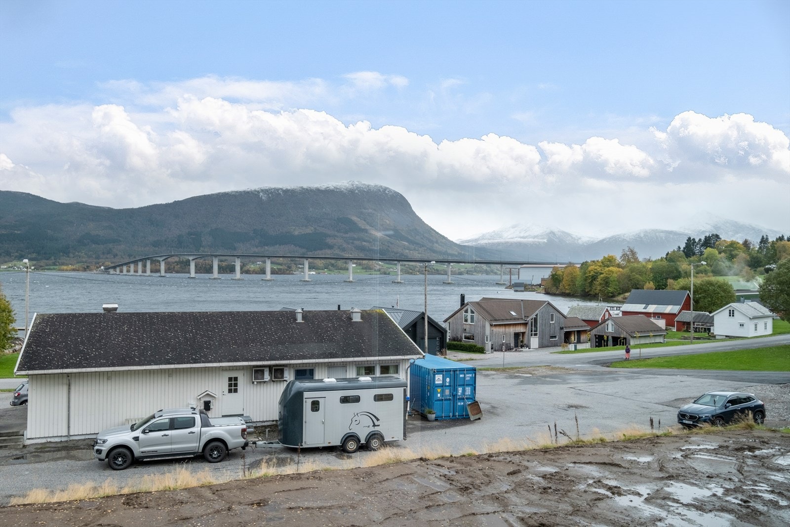 Fra terrassen har man fin utsikt mot Tresfjordbrua. Galleribilde