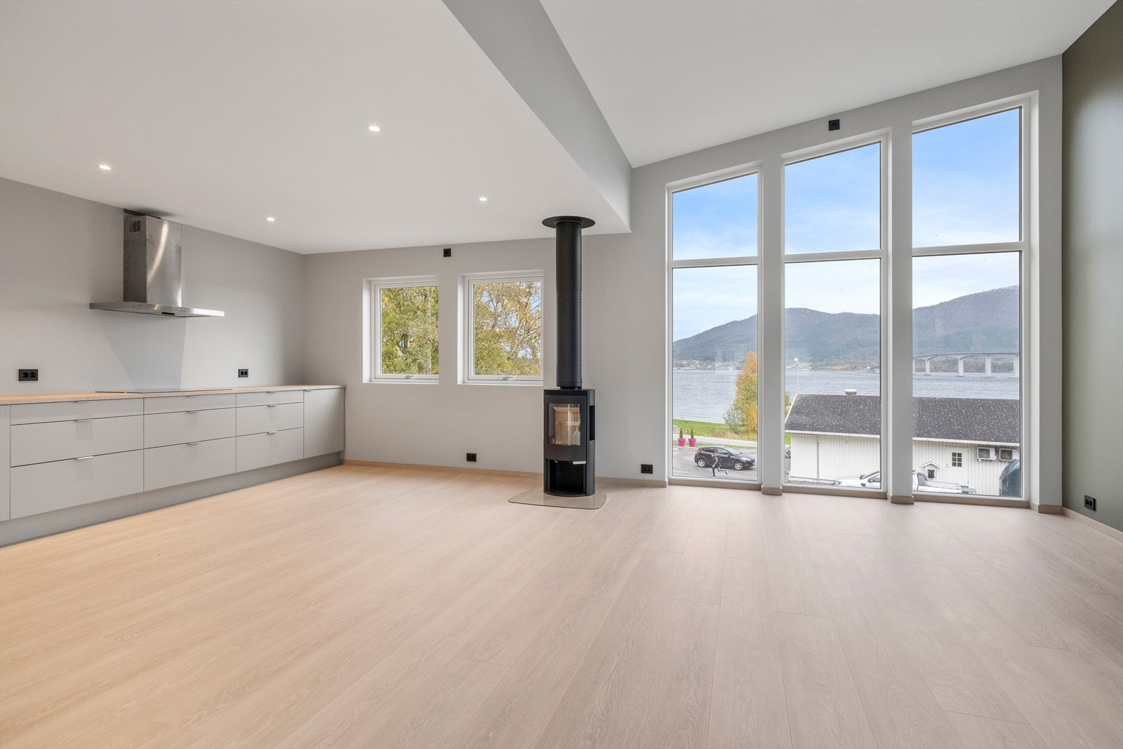 Stuen er i åpen løsning med kjøkkenet. Her er det mønt himling, som sammen med de store vindusflatene gir en fantastisk romfølelse. Galleribilde
