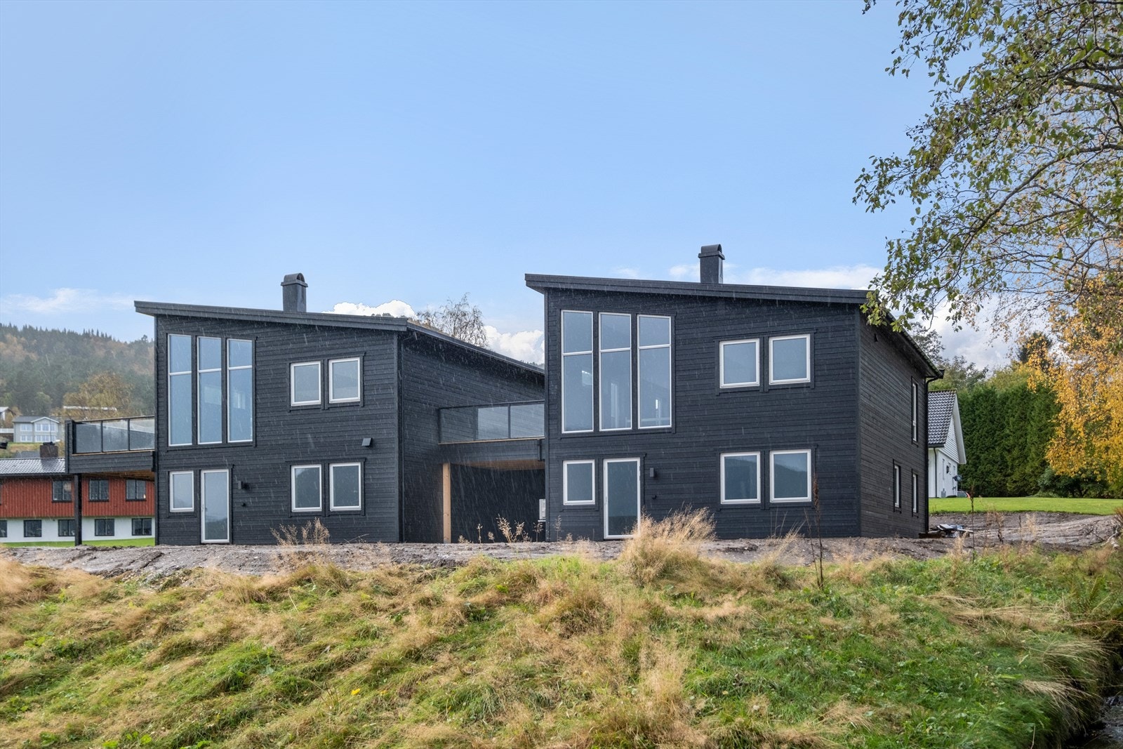 Dette er en flott og nyoppført enebolig i kjede, beliggende sentralt i Vestnes. Galleribilde