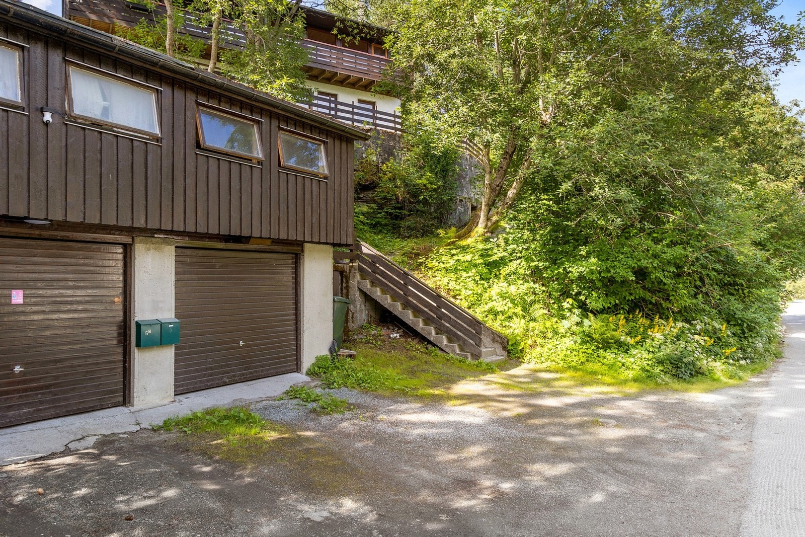 Garasje og trapp opp, til høyre Galleribilde